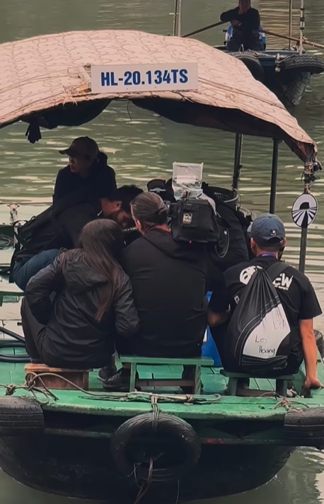 Imagini din culisele Asia Express 2025, care începe la toamnă. Cameramanii filmează din noroaie, iar Irina Fodor înfruntă ploaia și vântul