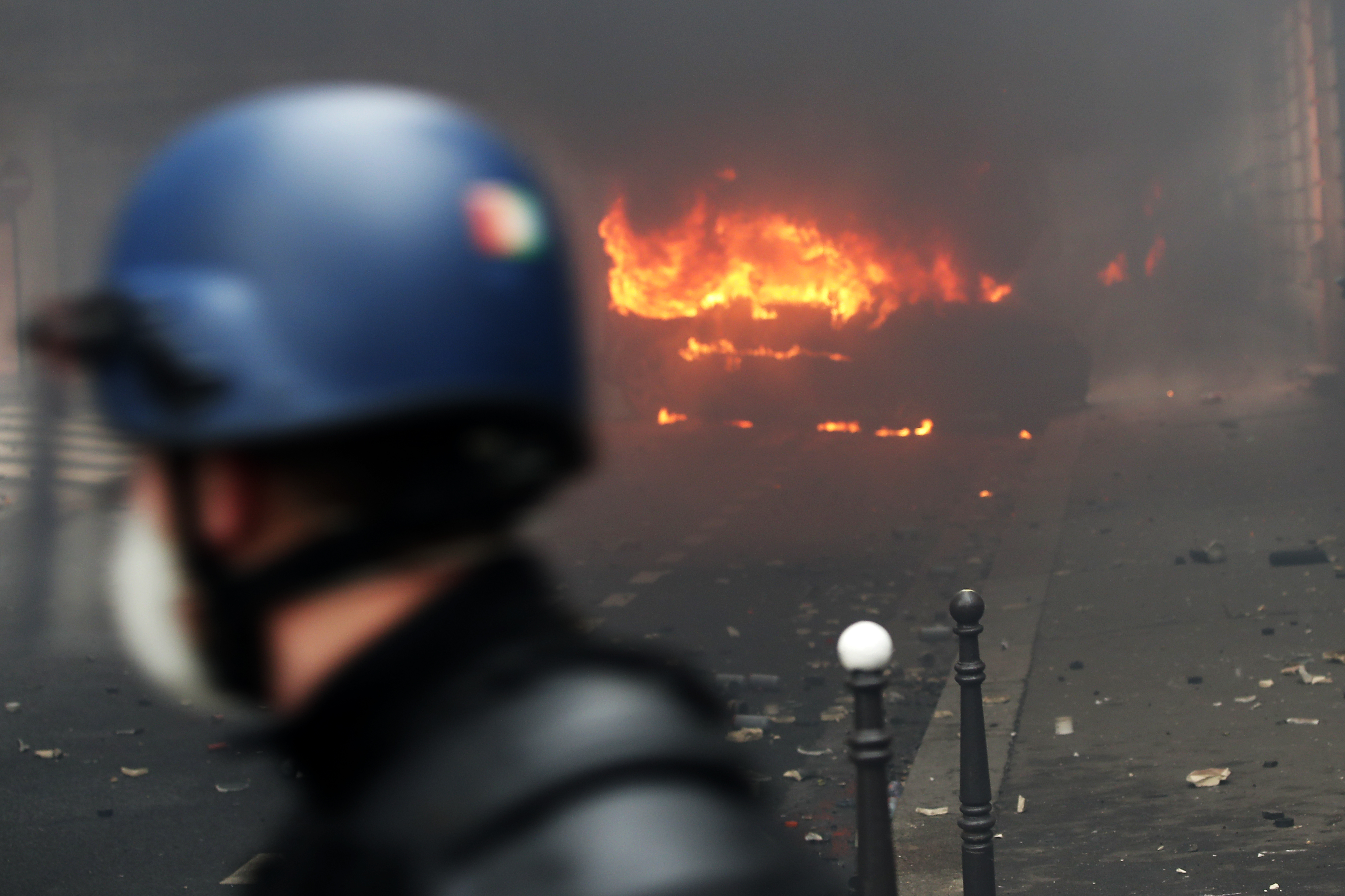 FOTO | Protestul "vestelor galbene" de la Paris în imagini. Cele mai impresionante fotografii surprinse în timpul violențelor din capitala Franței