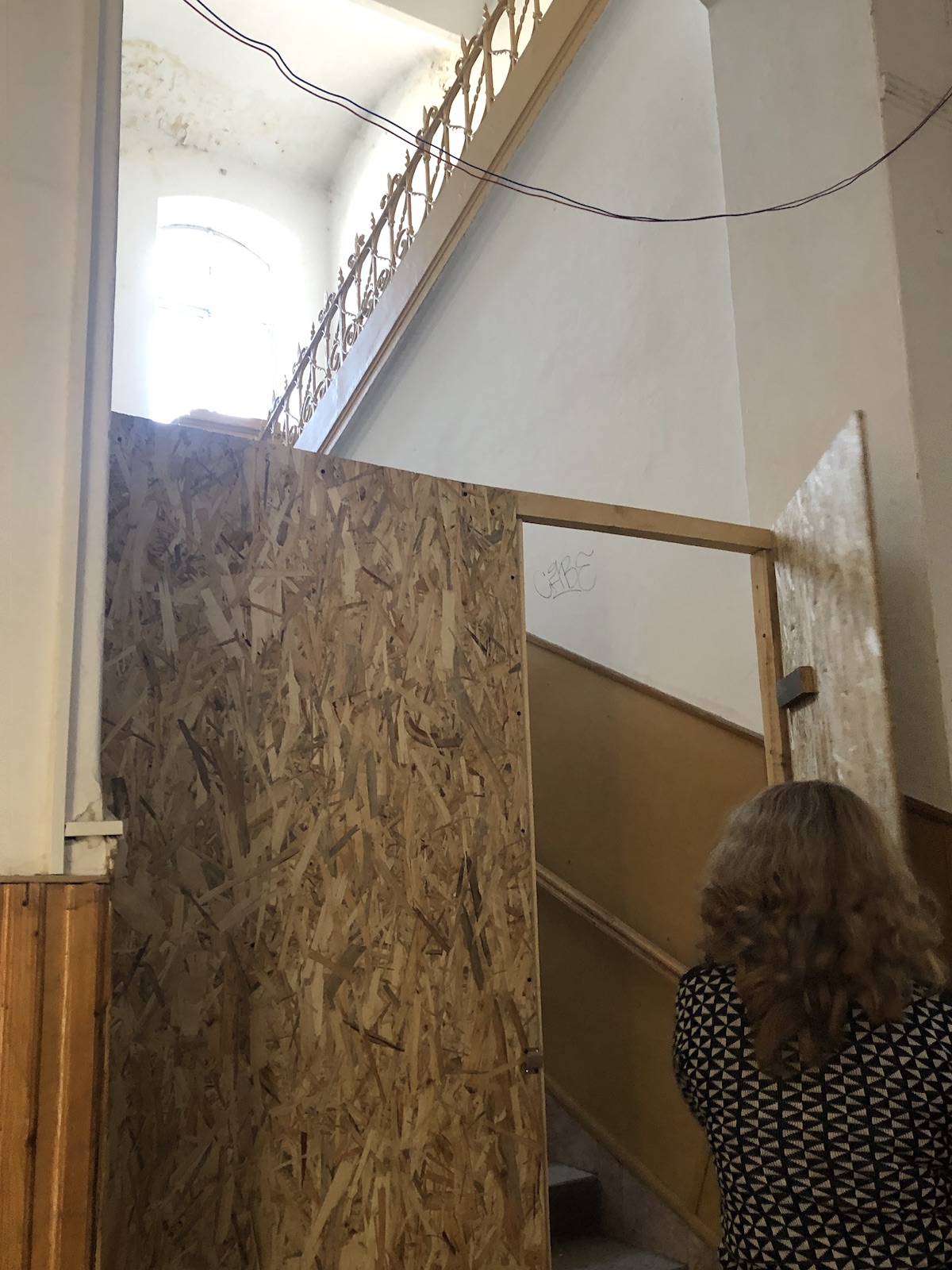 Peste 500 de elevi învață într-o școală fără acoperiș, în Timișoara. Clădirea distrusă de o furtună, în septembrie 2017, nu a fost reparată nici până acum!