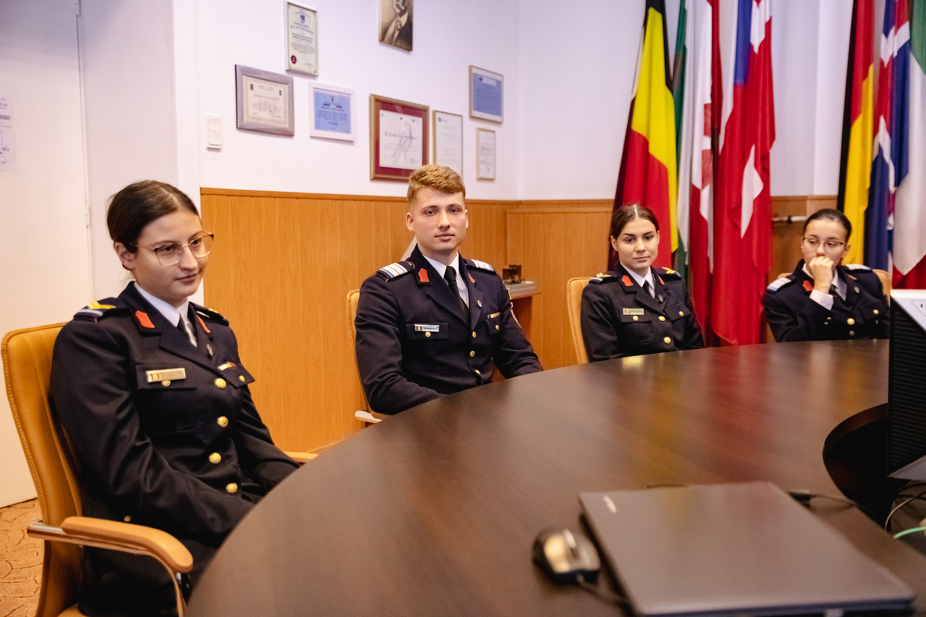 „Vă dați seama că nu sperăm la un război, ar trebui să nu ai toate țiglele pe casă să-ți dorești așa ceva”. Liceeni militari povestesc ce înseamnă pentru ei patriotismul 