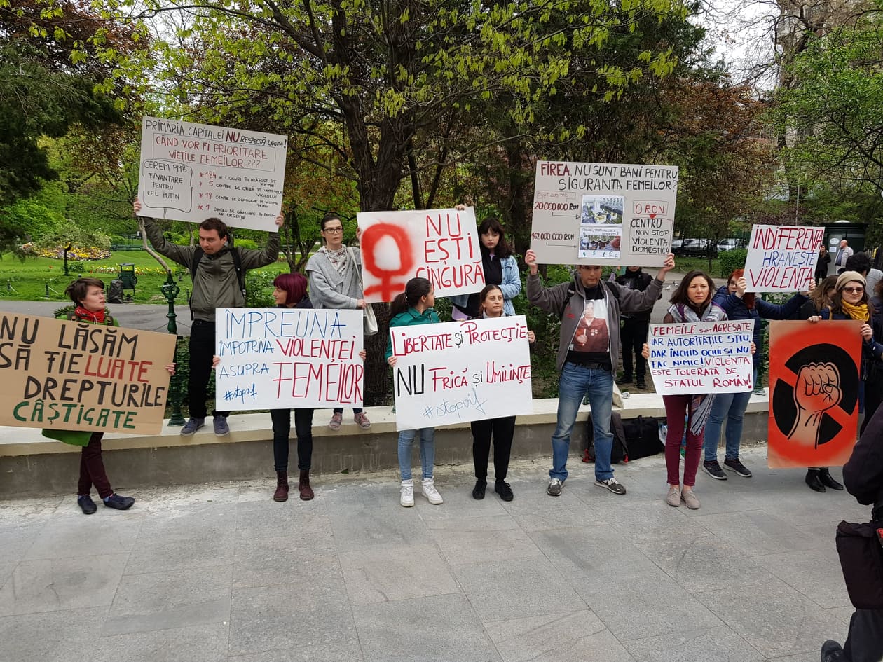 FOTO/ Protest în fața Primăriei Capitalei din cauza închiderii singurului centru pentru victimele violenței domestice