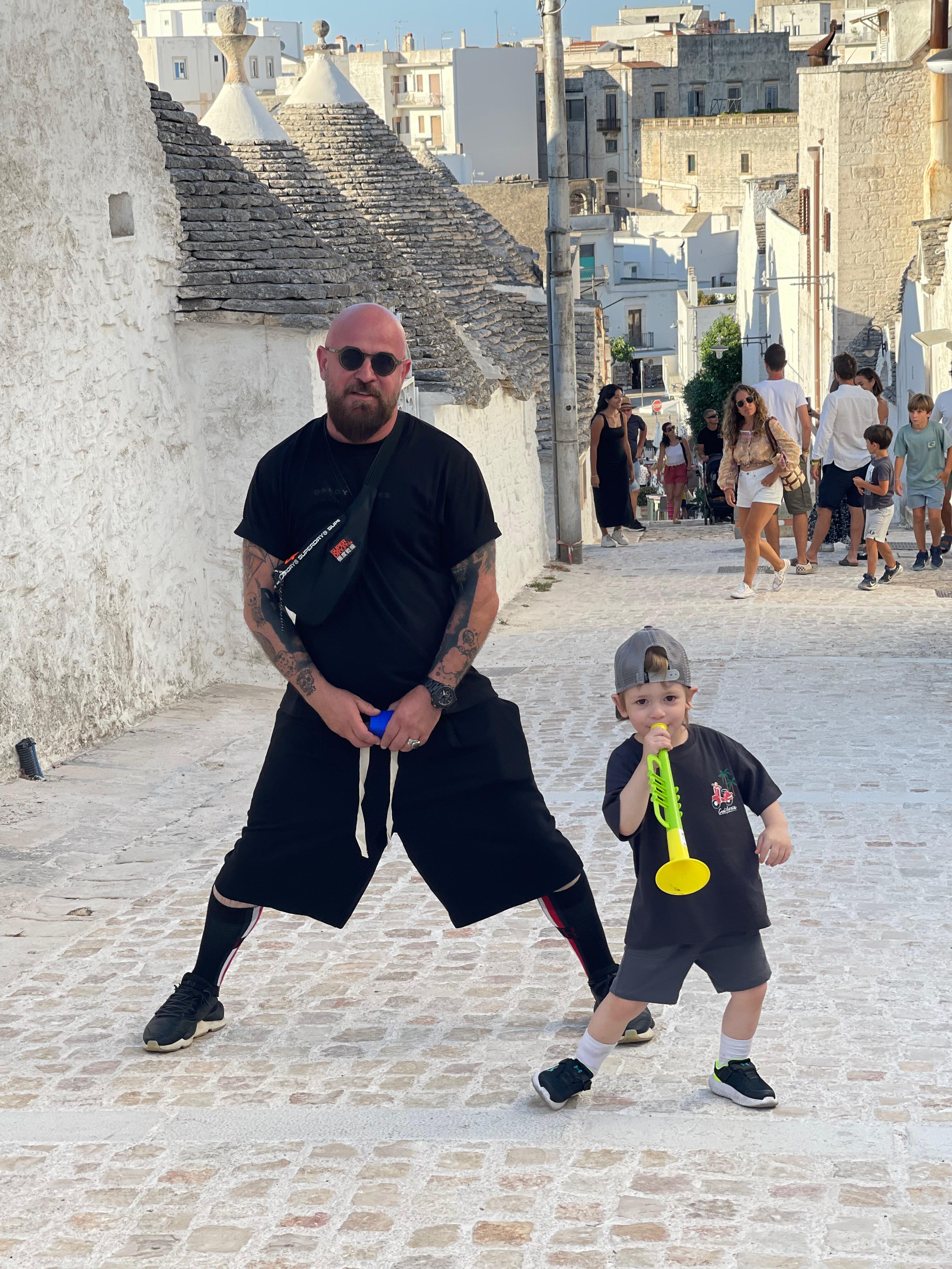 Andrei Coman, primarul din serialul „Iubire cu parfum de lavandă”, vară între Podișor și Puglia: „Toată lumea mă strigă dom’ primar!”
