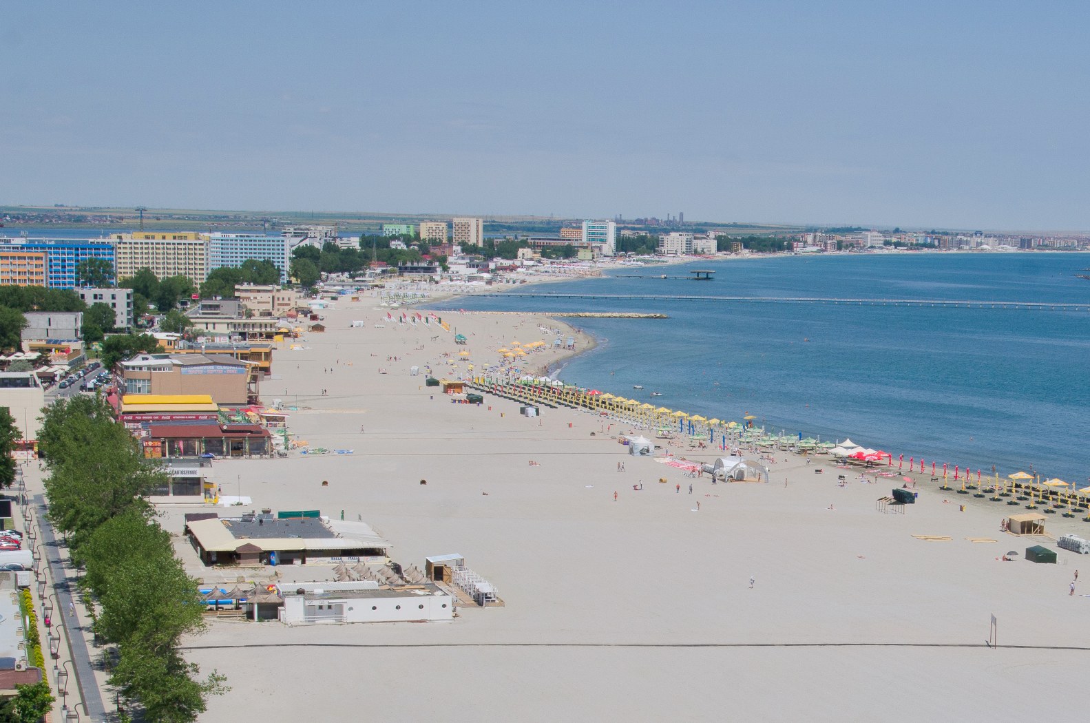 Șezlongurile ocupă plaja nouă? Poți suna la ANPC! Este spre binele României! FOTO