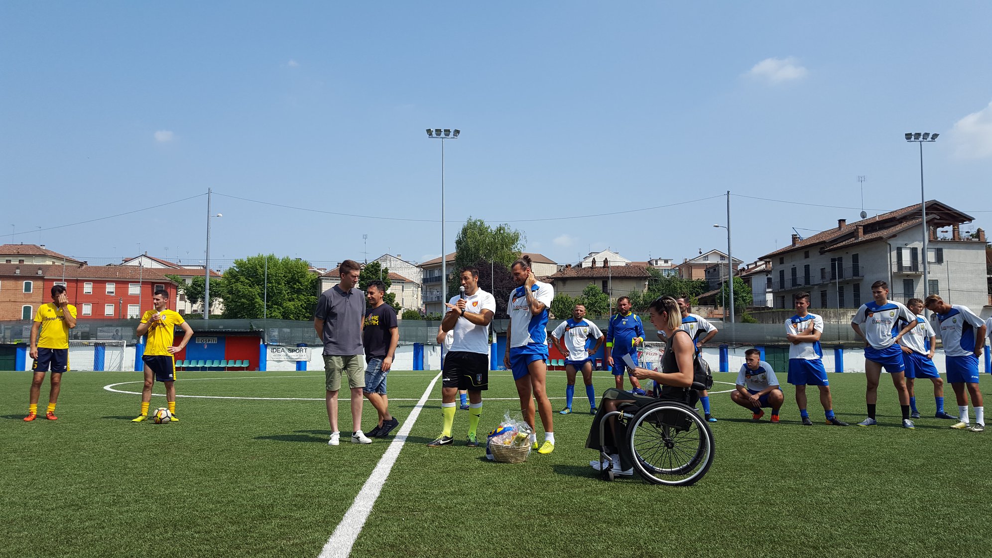 Vasile Mogoș are tatuați ”cei 7 ani de acasă”. Fotbalistul și verișoara sa au participat la o sărbătoare acasă, la Moara Domnească, în Vaslui