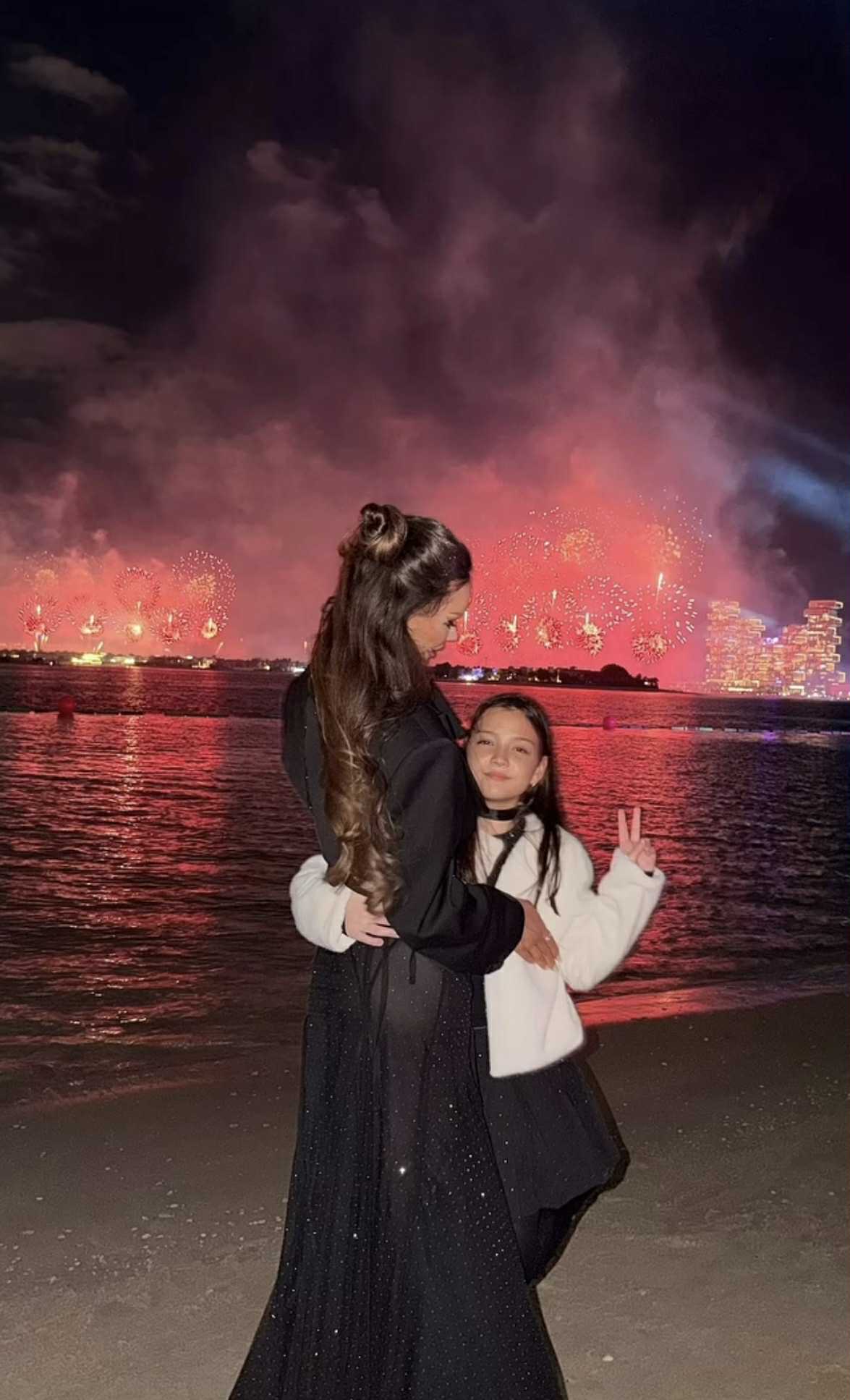 Cum a apărut Bianca Drăgușanu cu fetița ei de Revelion, în Dubai. Au schimbat rapid rochiile elegante cu costumele de baie