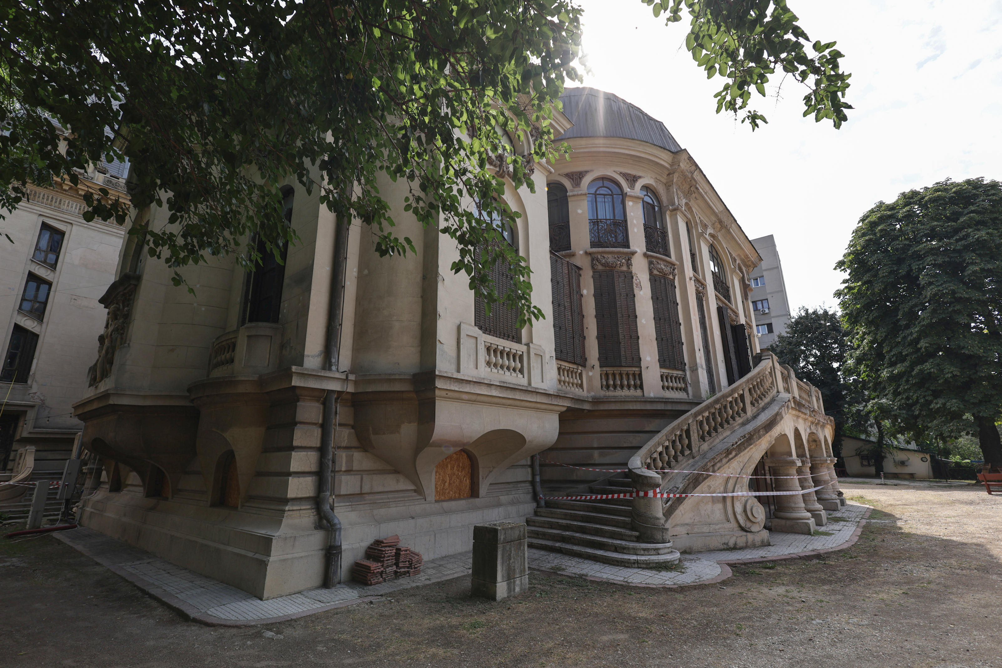 O bijuterie a Bucureștiului se luptă cu timpul, în timp ce restaurarea bate pasul pe loc