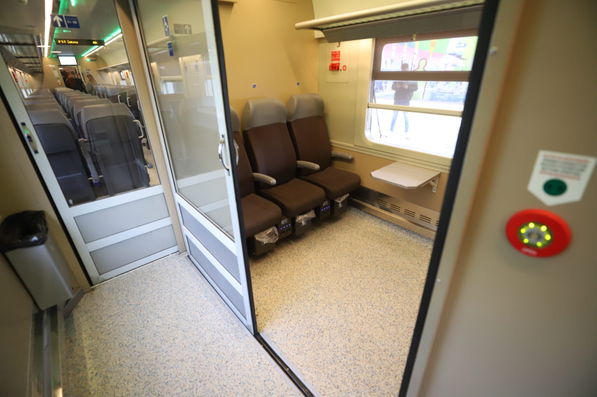 Viteză, confort și lift pentru persoane cu dizabilități. Primul tren modernizat complet circulă de astăzi pe ruta București-Constanța