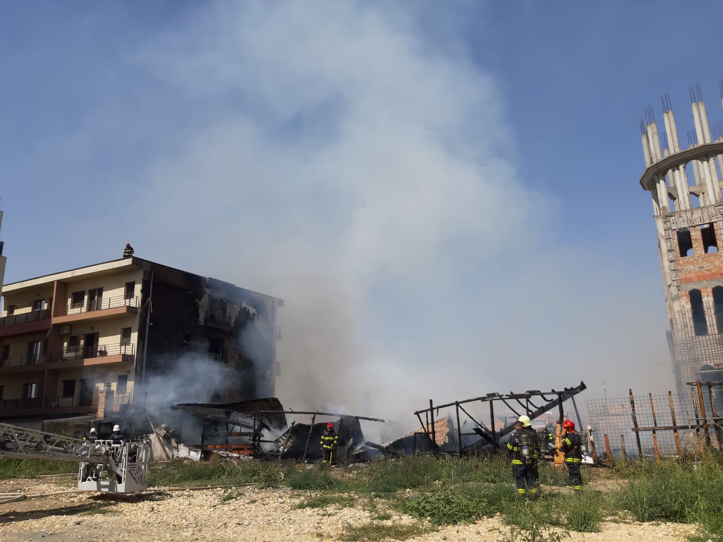Incendiu violent la o biserică din Constanța. Flăcările s-au extins la un bloc de locuințe