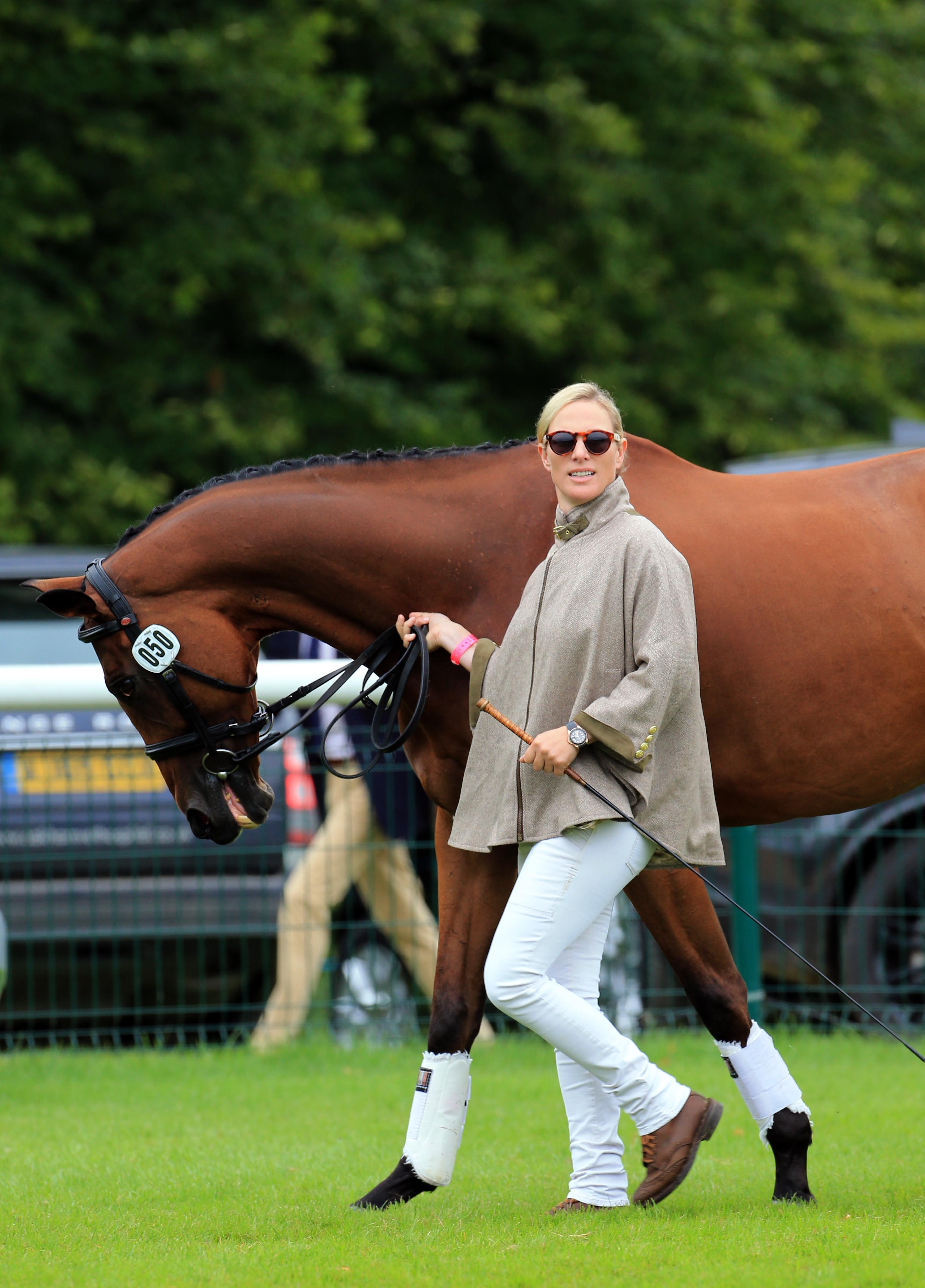 FOTO | Zara Tindall, nepoata reginei Elisabeta a II-a, a născut o fetiță