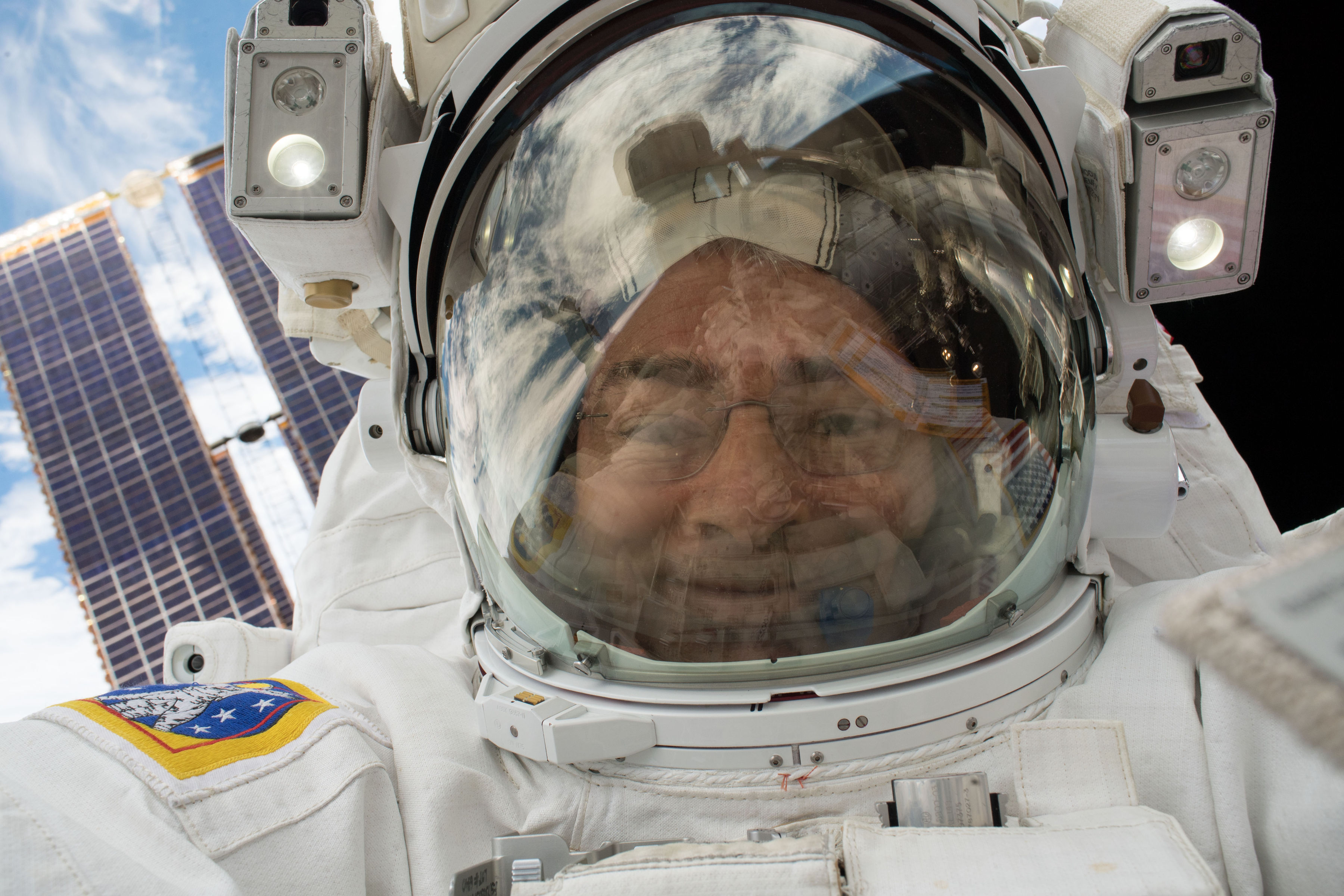 GALERIE FOTO | Doi astronauți ruși au făcut cea mai lungă plimbare în spațiu