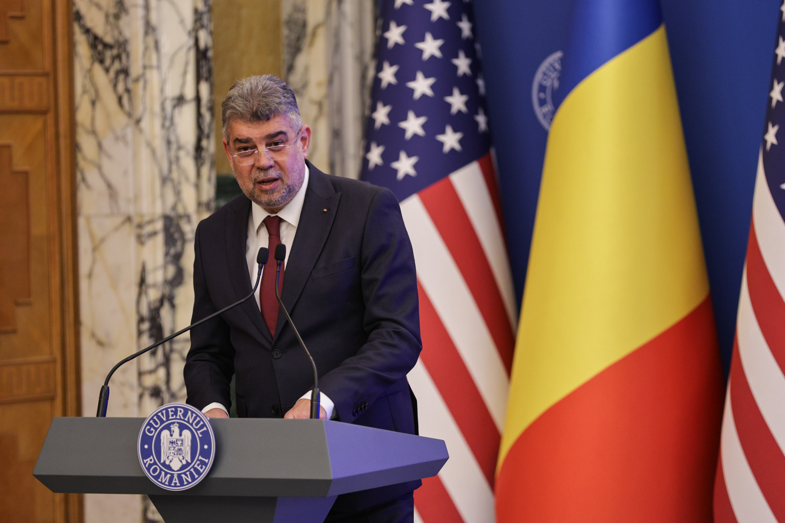 Românii pot călători în SUA fără vize din 31 martie. Decizia, oficializată de Marcel Ciolacu, ambasadoarea SUA și Hagi: „Un moment istoric”