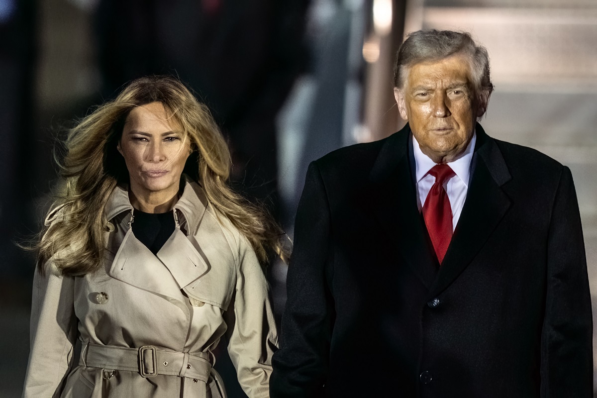 Cât costă trenciul Burberry purtat de Melania Trump la sosirea în Marea Britanie. A făcut o alegere vestimentară stilată și scumpă