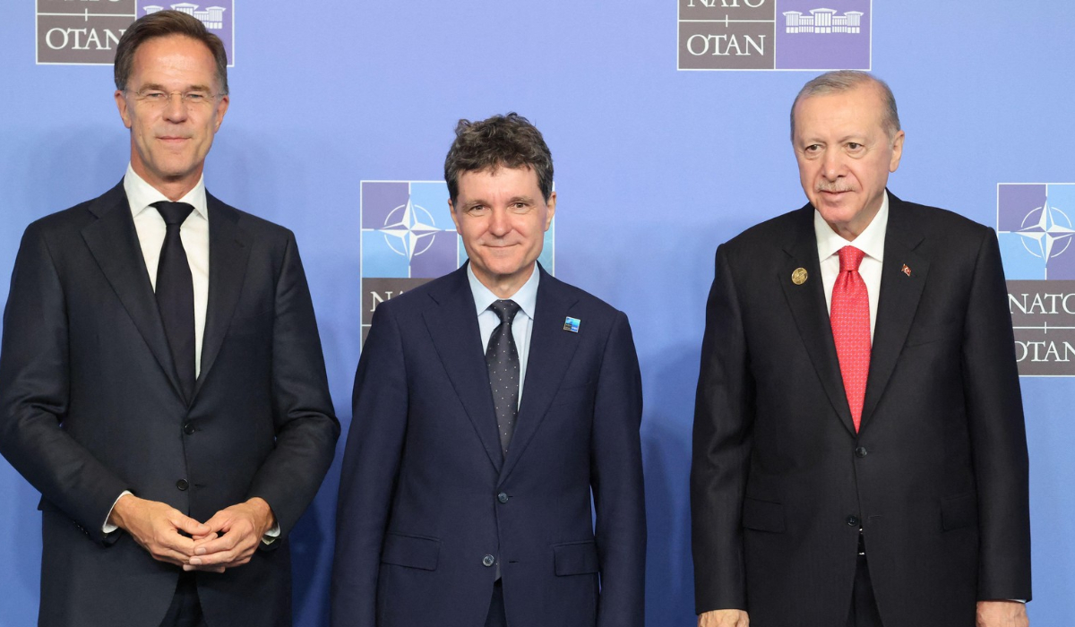 Gestul făcut de Nicușor Dan la întâlnirea cu Recep Tayyip Erdoğan și Emine Erdoğan. Ce s-a întâmplat chiar înaintea fotografiei oficiale