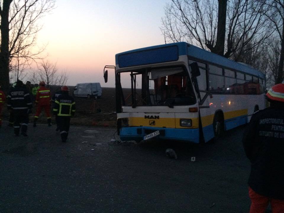 Doi morți și zece răniți, după ce o autoutilitară a intrat într-un autobuz FOTO și VIDEO