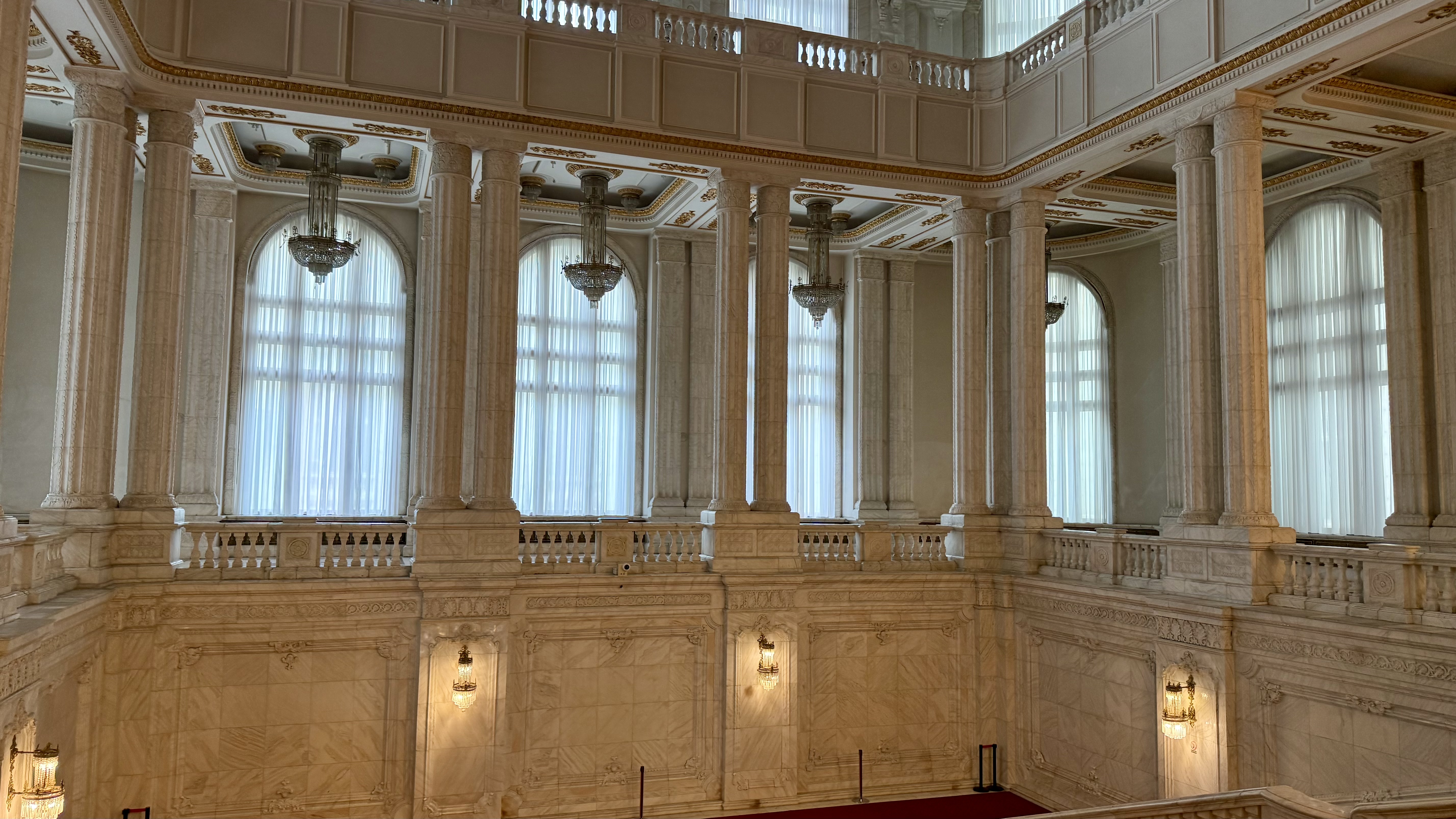 Secretele marmurei interzise de Ceaușescu și stema de 3,5 tone! Am vizitat Senatul României: buncărul pentru 300 de persoane și liniile de metrou fantomă
