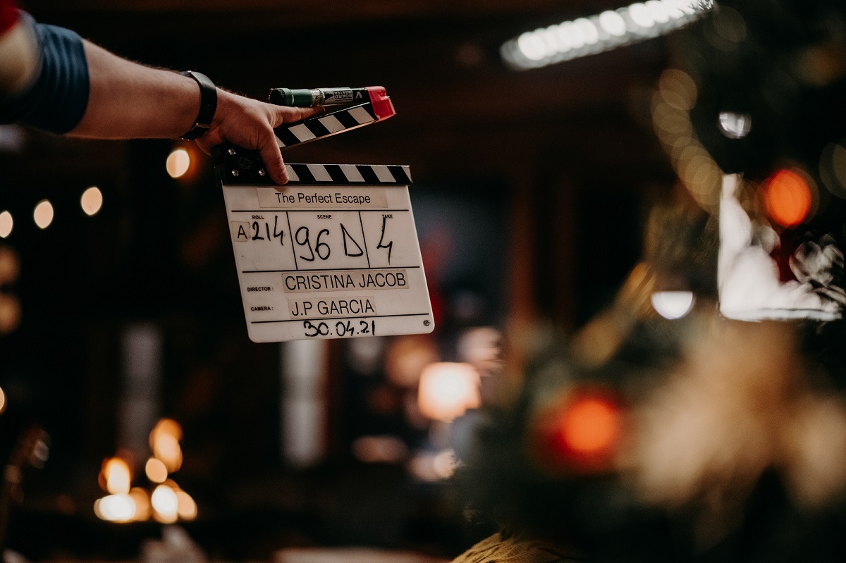 Interviu cu Cristina Jacob, regizoarea „The Perfect Escape”, care apare azi la cinema: „Dan Chișu a avut ideea inițială a acestui film și prima versiune de scenariu”