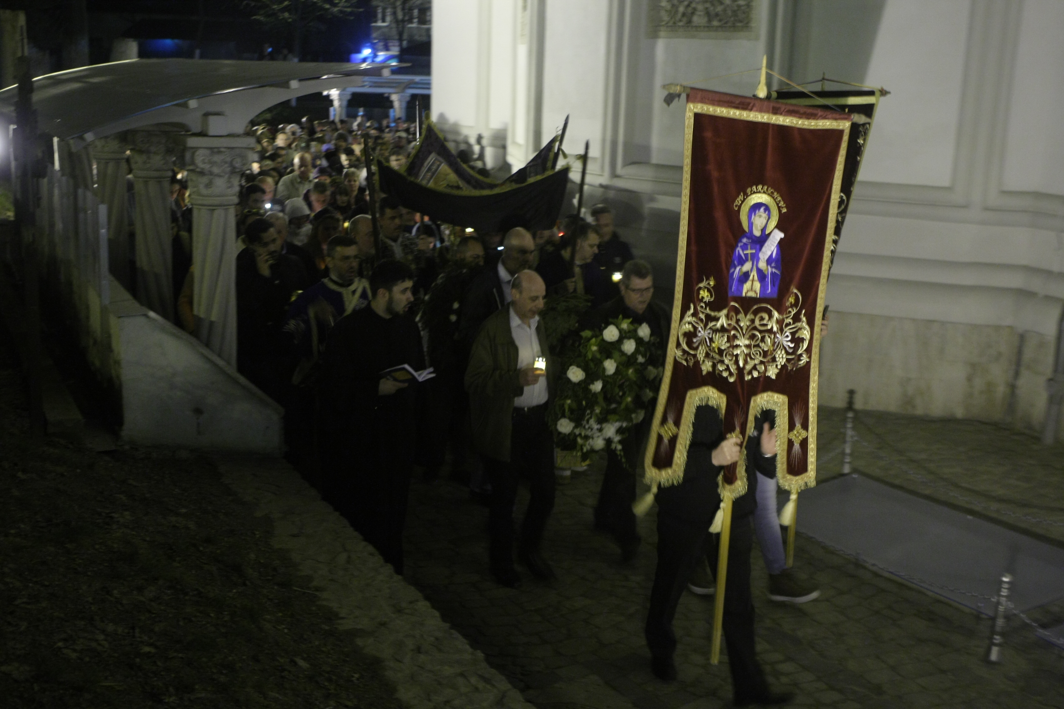 Credincioșii au participat la cântarea Deniei Prohodului la biserica Sfântul Gheorghe Nou din București GALERIE FOTO