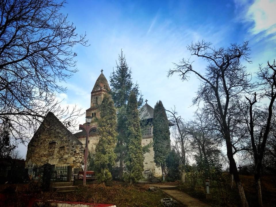Cea mai veche biserică din România în care încă se mai slujește. E ridicată pe ruinele unui templu păgân