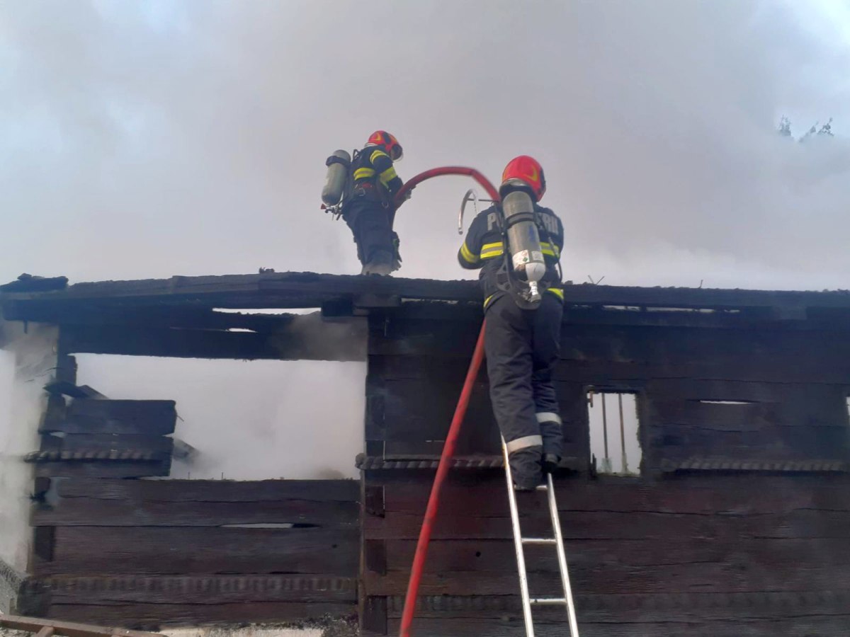 O biserică veche de aproape 300 de ani din Vâlcea, monument istoric, distrusă într-un incendiu