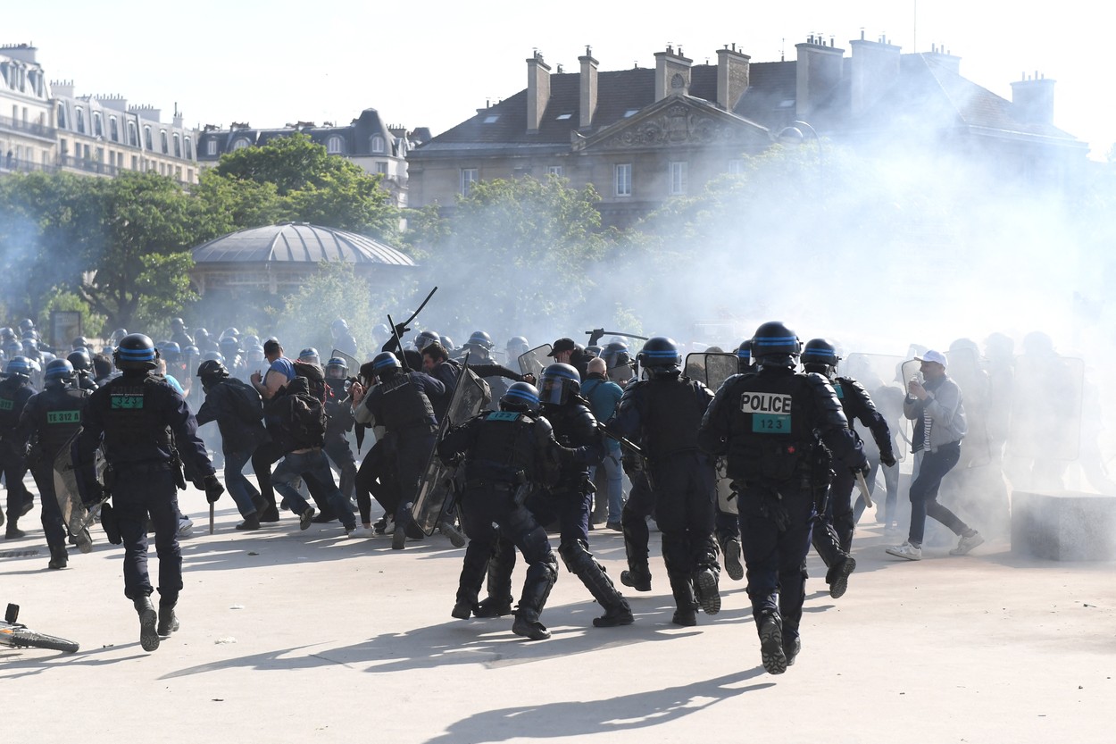 Proteste violente la Paris. 250 de mitinguri au fost organizate duminică în Franța de cei care îl contestă pe Macron