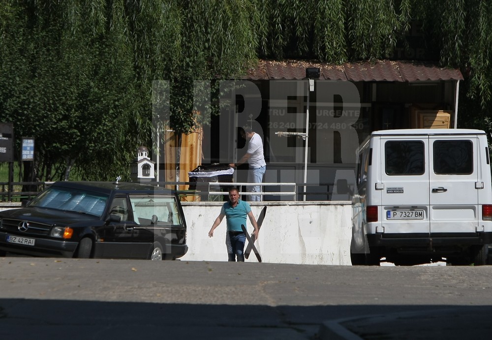 Hăinuțe de prințesă și patru sicrie albe, la morgă. Alexandra Braunstein și fetițele ei merg acasă pentru ultima dată / GALERIE FOTO