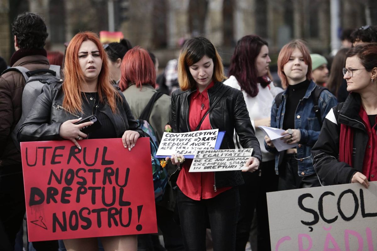 Protest de 8 martie în Piața Victoriei pentru drepturile reproductive ale femeilor. „Uterul nostru nu e profitul vostru!”