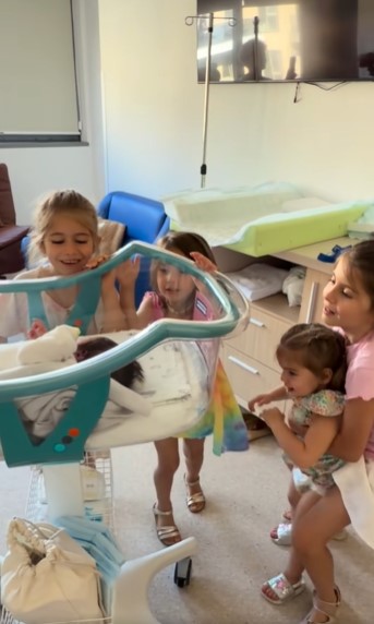 Filmarea emoționantă cu cele cinci fetițe ale Laurei Cosoi. Cum a fost prima întâlnire cu Nina și ce cadouri i-au adus la spital