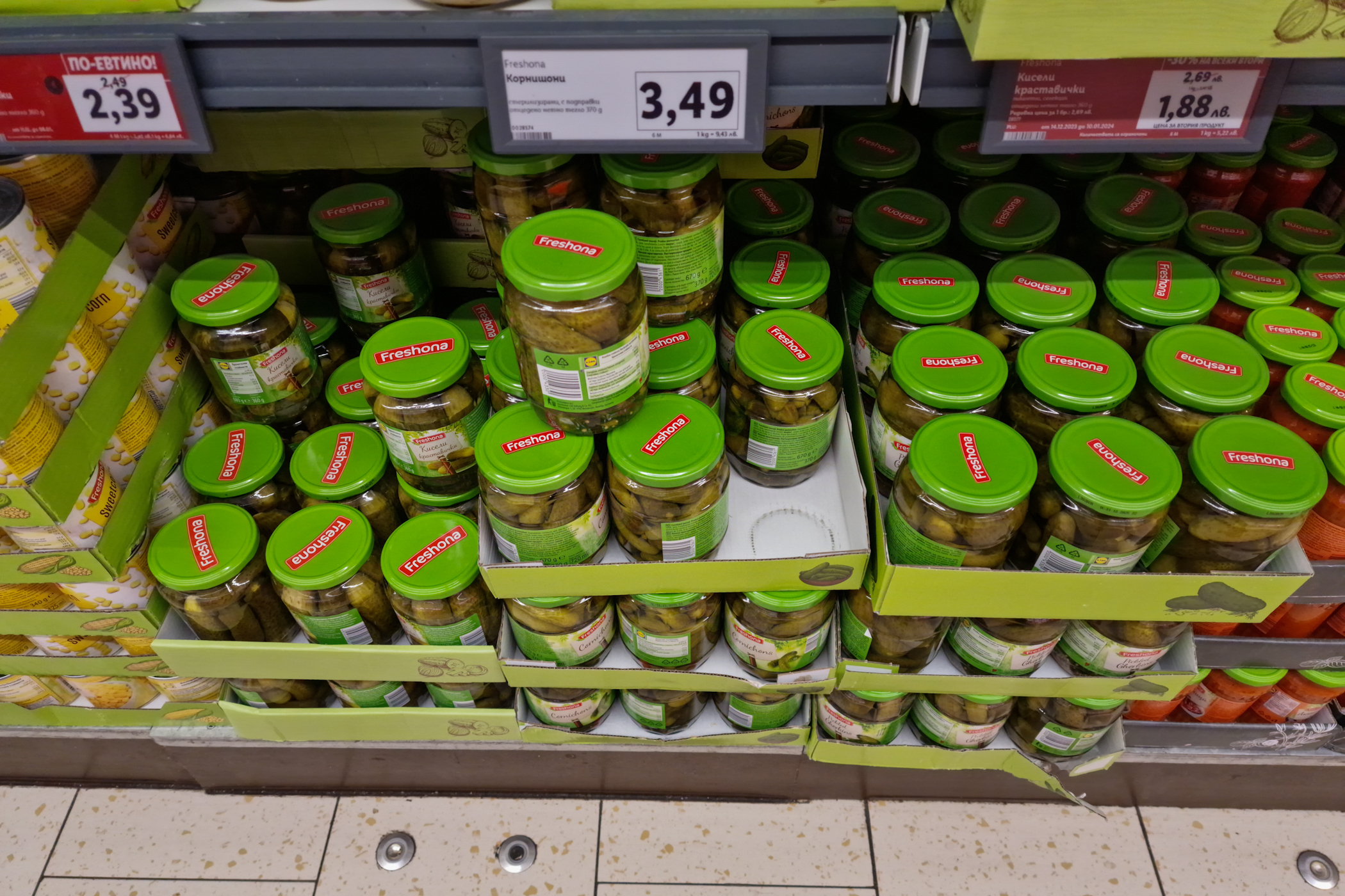 PODUL PRIETENIEI ALIMENTARE înainte de Crăciun și Revelion. Am comparat prețurile din Bulgaria cu cele din România. Mai e o afacere să mergi la vecini pentru cumpărături?