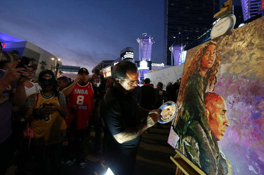 Omagii impresionante la primul meci al echipei LA Lakers după decesul lui Kobe Bryant. Jucătorii au lăsat două scaune goale pentru fostul star NBA și fiica lui Gianna
