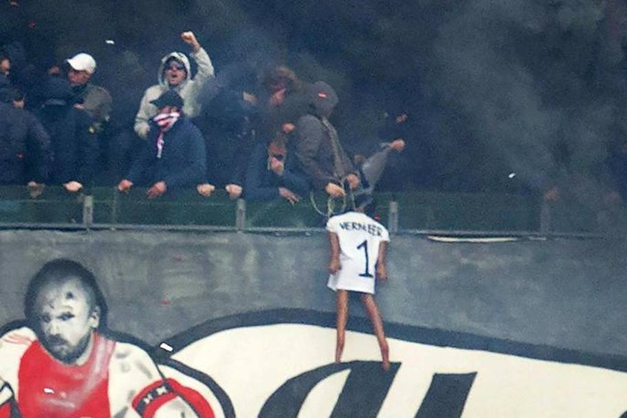 Au înnebunit! Gest extrem pe stadioanele Europei! Ultrașii echipei Ajax l-au ”spânzurat” pe ”trădătorul” Vermeer! / GALERIE FOTO și VIDEO