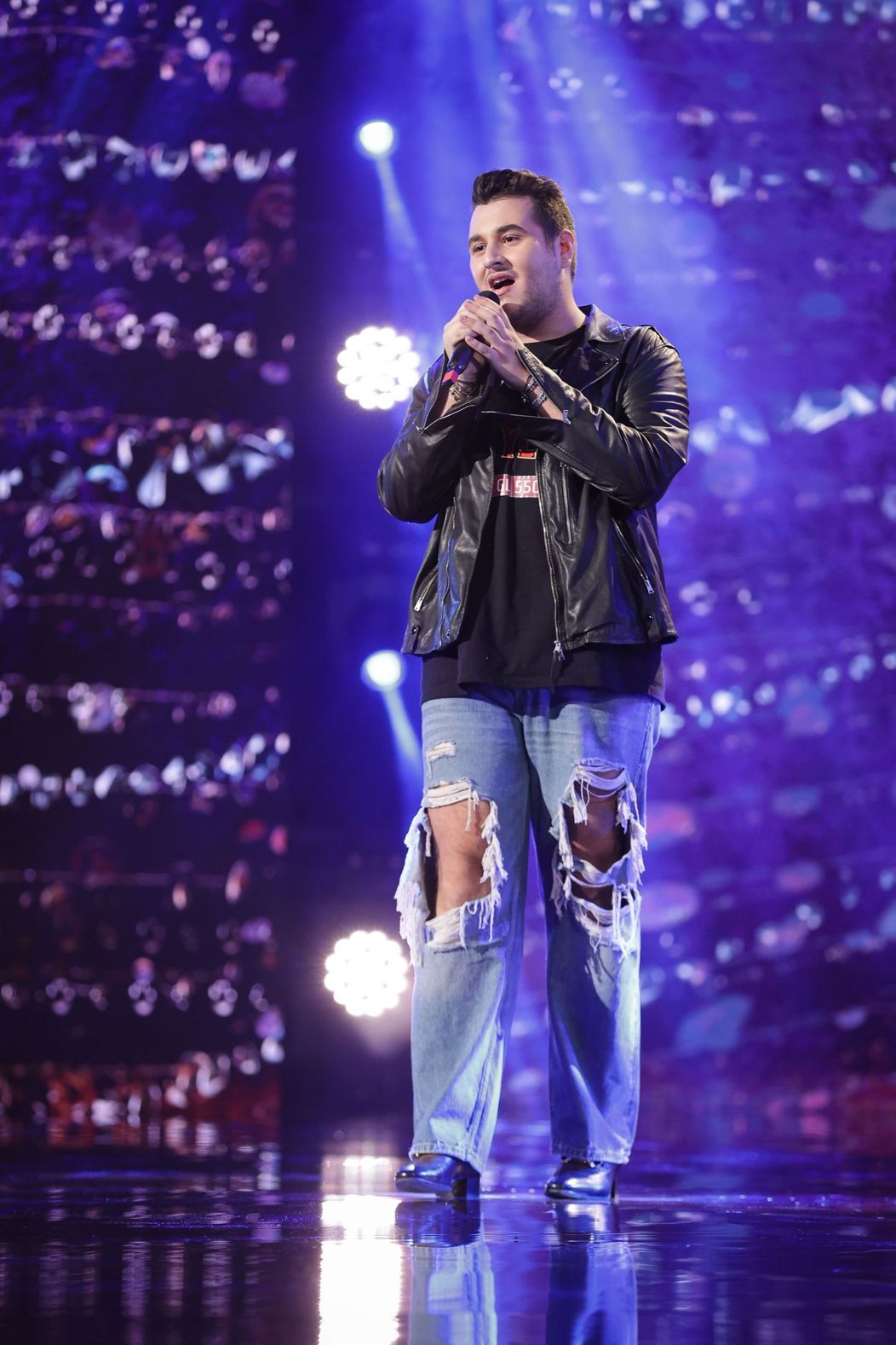 El poartă sacouri de 5 lei, ea se îmbracă în mii de euro. Cum au fost surprinși în club Vladimir Tătaru, fost concurent „Românii au talent”, și iubita lui
