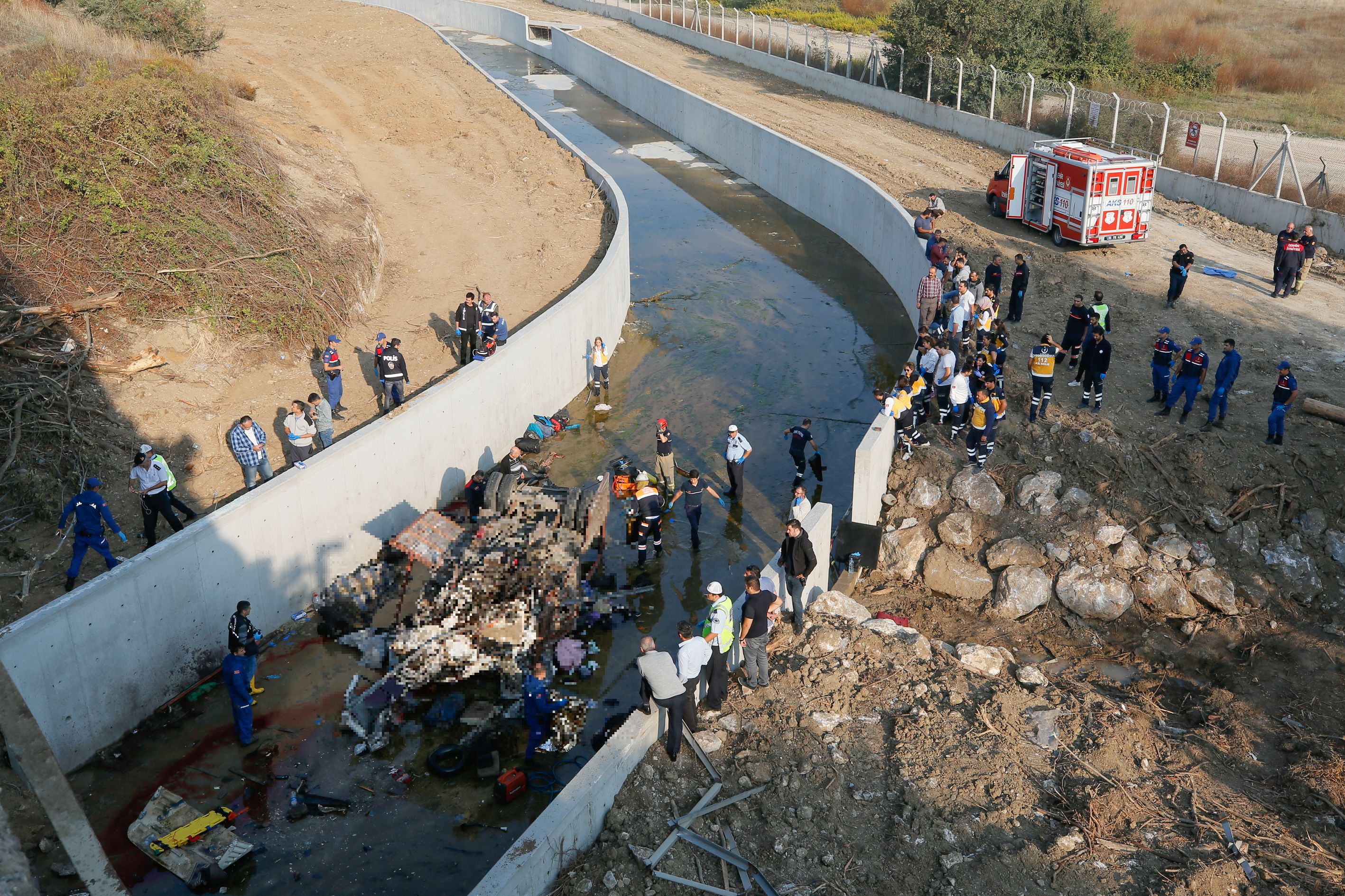 FOTO | Accident îngrozitor în Turcia. Un camion plin cu imigranți a căzut în albia unui râu: 22 oameni au murit