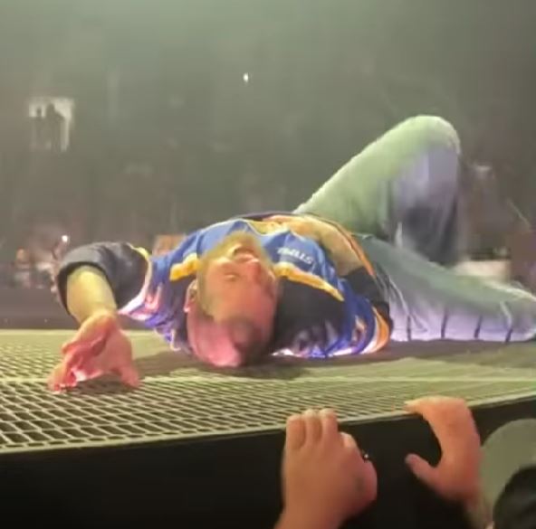 Post Malone a căzut pe scenă în timpul unui concert. Artistul a avut nevoie de intervenția medicilor