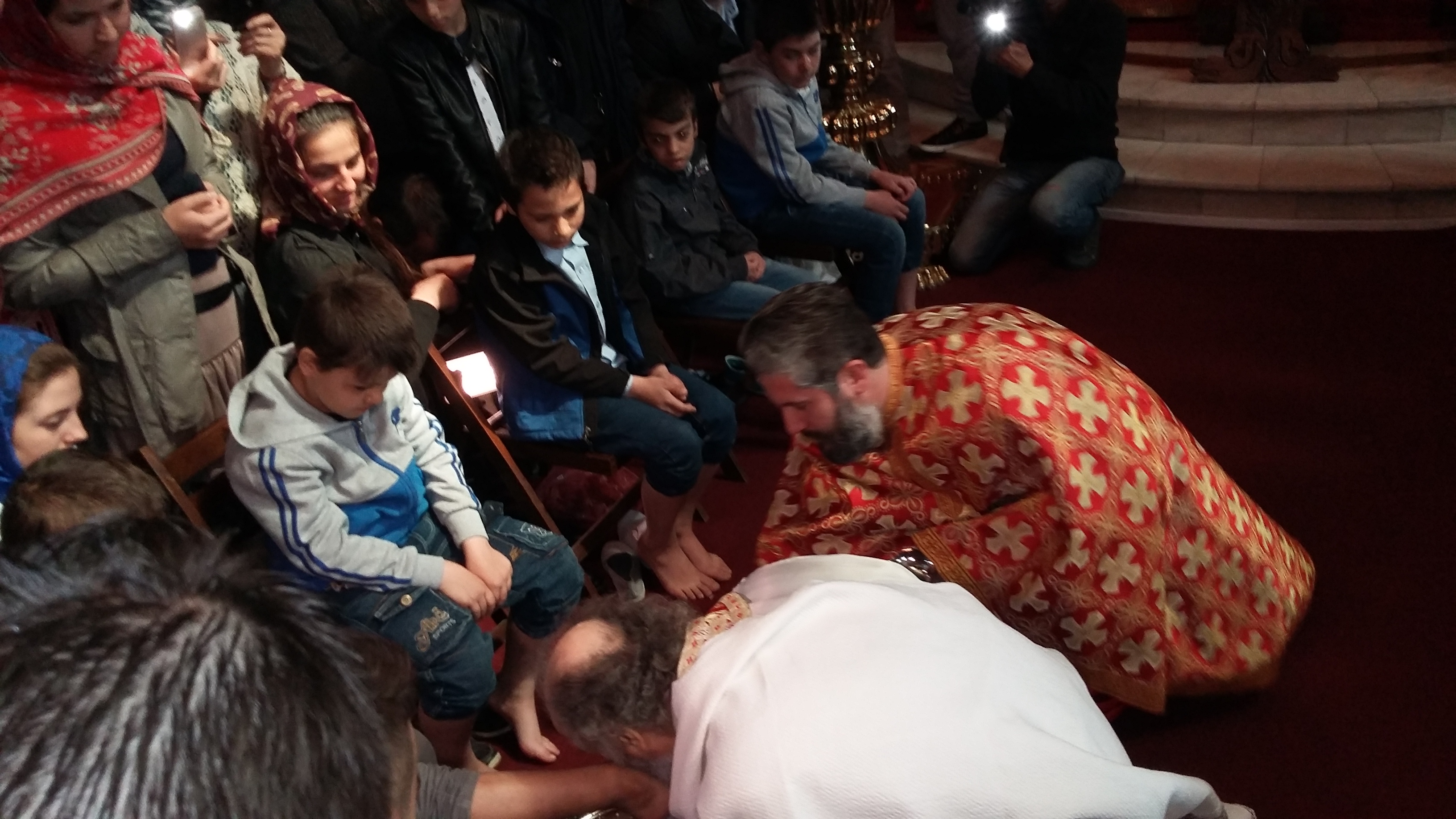 Arhiepiscopul Casian Crăciun a spălat, în Joia Mare, picioarele a 12 copii orfani | GALERIE FOTO