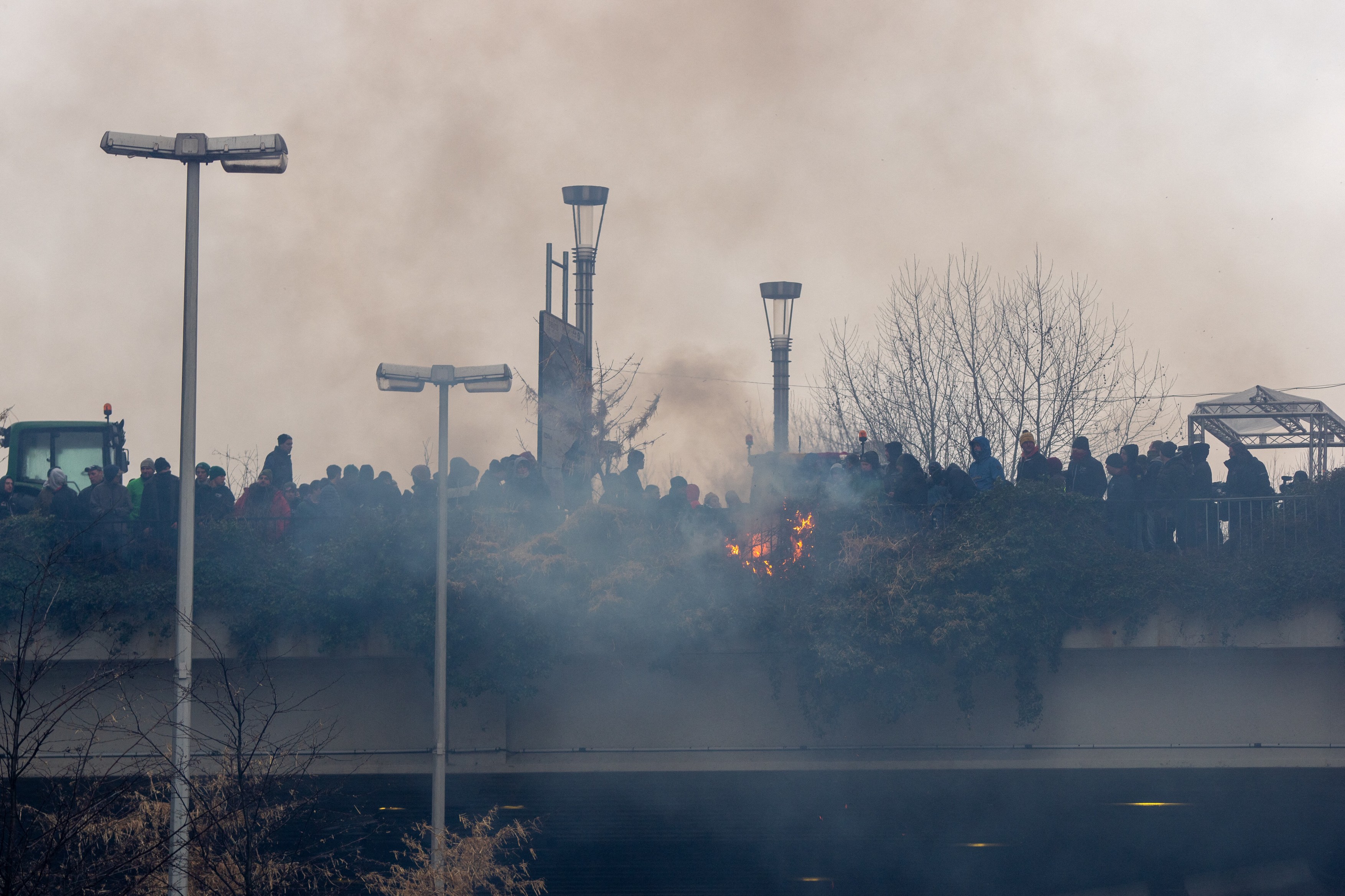 Bruxelles-ul, asediat în ziua reuniunii miniștrilor Agriculturii. Fermierii au blocat orașul cu tractoare și au dat foc la anvelope. Polițiștii au intervenit cu tunuri cu apă  | VIDEO