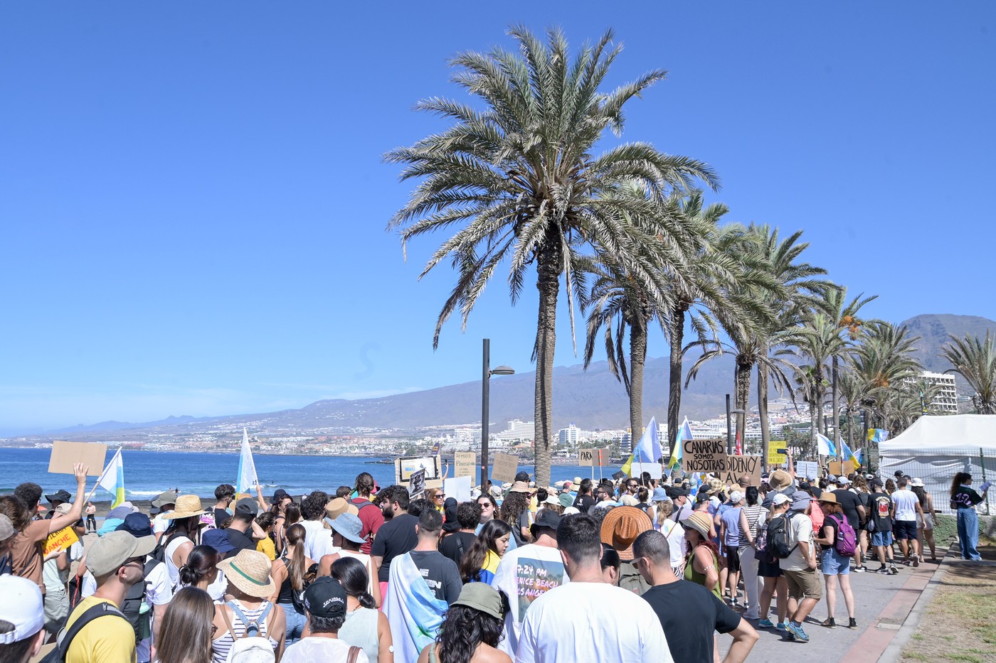Turiștii străini din Tenerife, goniți de localnicii deranjați de turismul excesiv: „Nu avem paturi suficiente pentru toți" | VIDEO