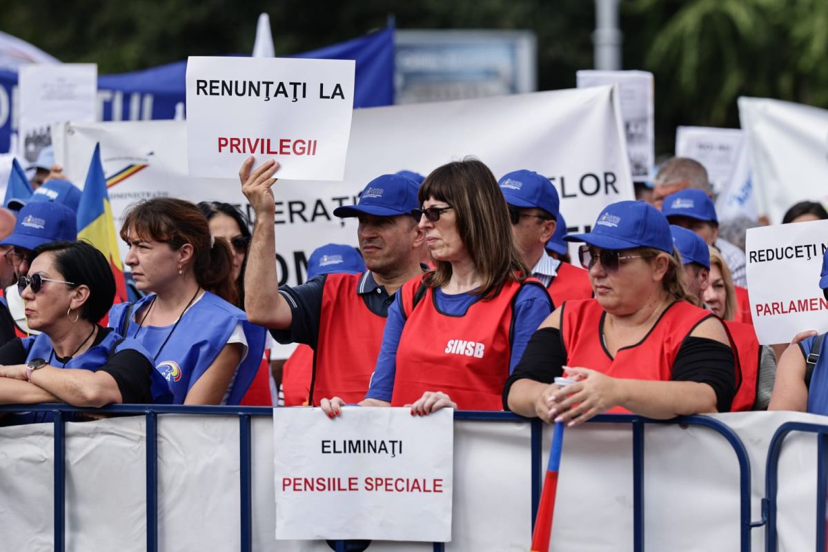 Sindicaliștii din administrația publică protestează în Capitală și amenință cu greva generală dacă măsurile Executivului sunt adoptate | VIDEO