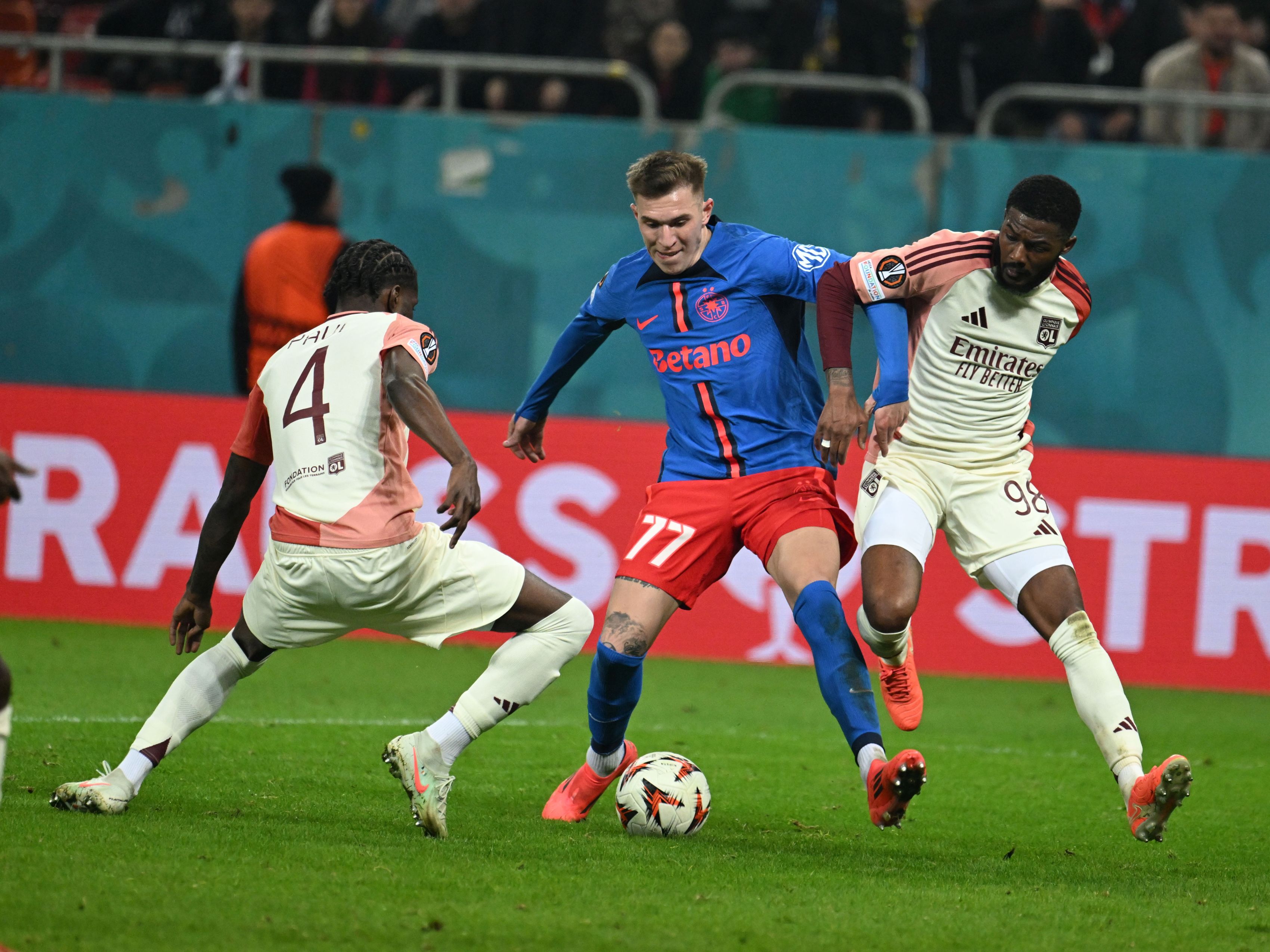 Cine transmite meciul Lyon - FCSB la TV în România. Partida din Europa League se vede pe două posturi