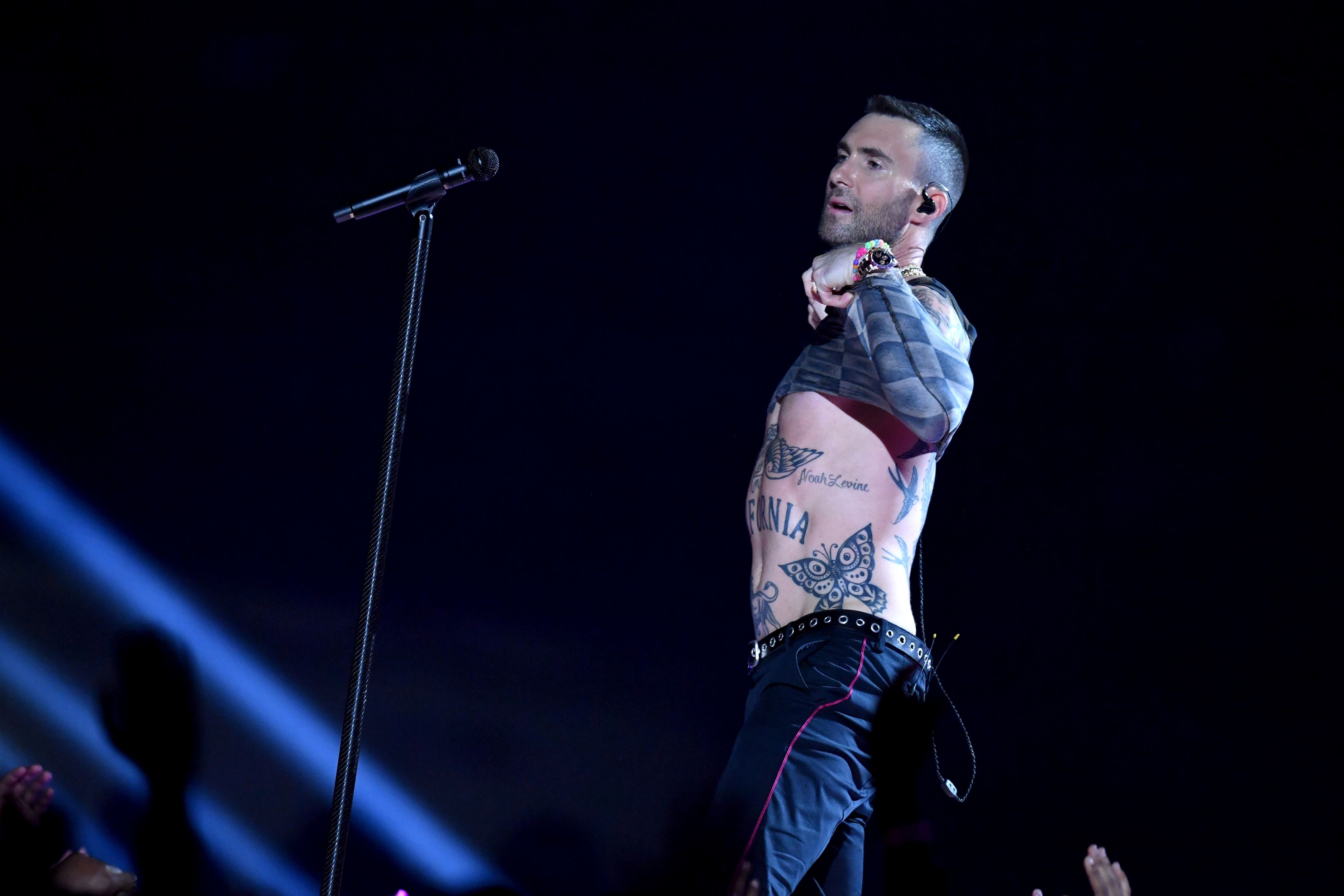 FOTO | Adam Levine, show la bustul gol în pauza Super Bowl 2019. Reacția fanilor a fost neașteptată