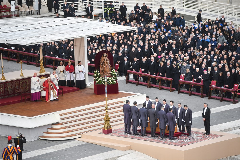 Fostul Papă Benedict al XVI-lea a fost înmormântat. Liturghia, oficiată în premieră de un papă aflat în funcție