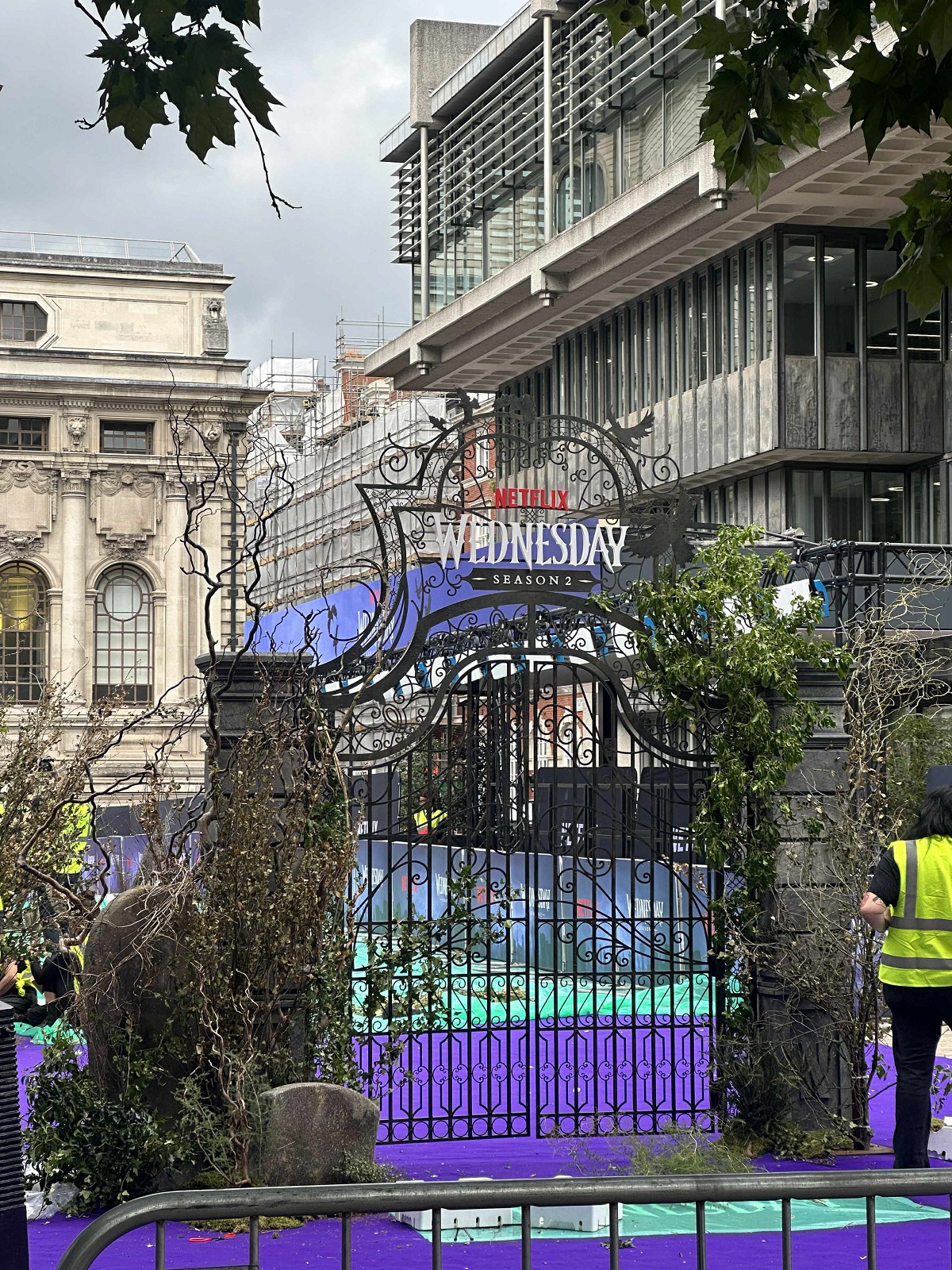 Imagini din centrul Londrei, unde a avut loc premiera serialului „Wednesday”, sezonul 2. Aici, pe covorul mov, au defilat Jenna Ortega și Catherine Zeta-Jones