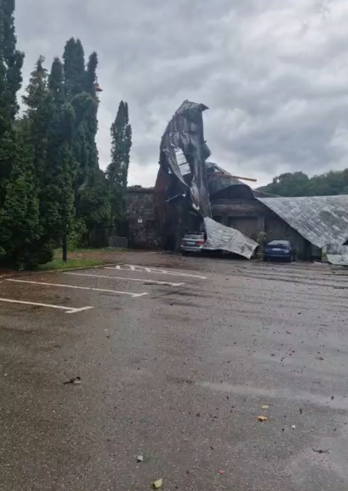 Prăpăd la Sinaia. Cel puțin nouă persoane transportate la spital, dintre care una în stare critică, în urma unei furtuni violente