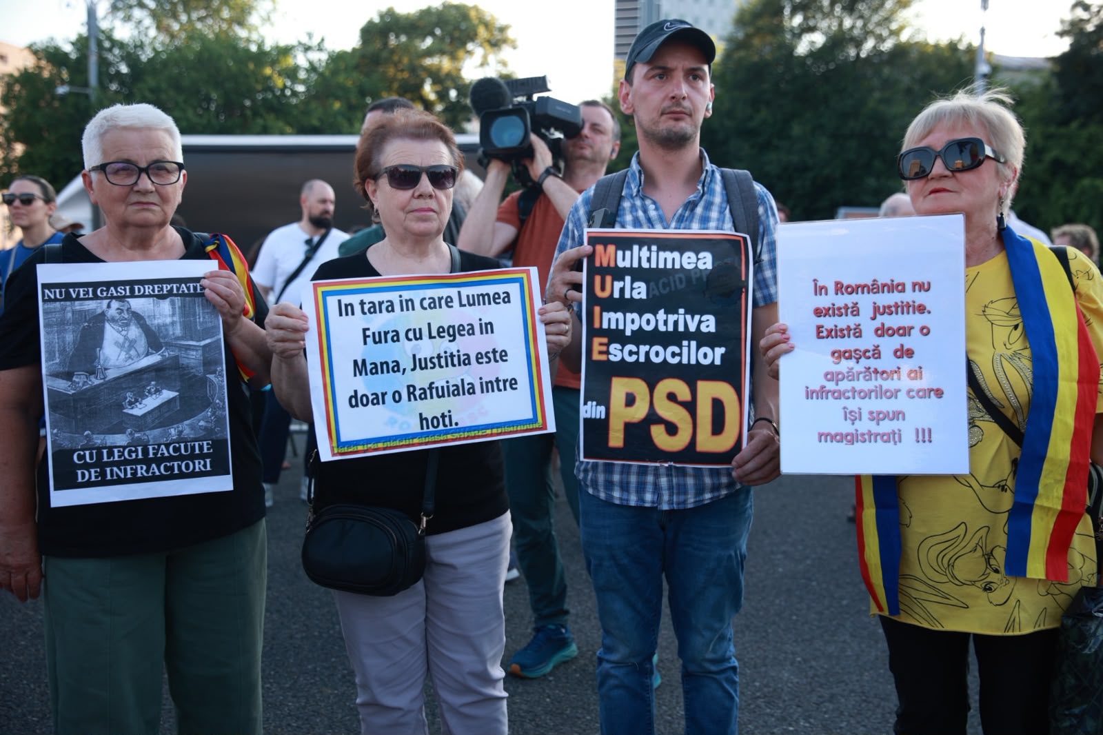 Protest în Piața Victoriei: Sute de oameni manifestă sub sloganul „România e sub asediu”. Ce cer organizatorii și ce mesaj are Jandarmeria