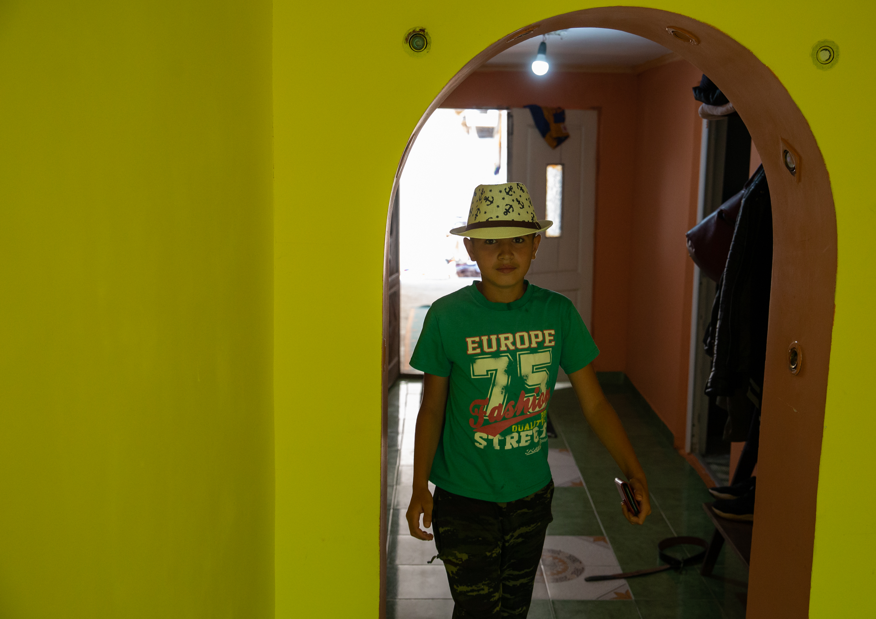 Voluntarii de la Casa Bună încearcă să ia copiii de la muncile câmpului și să-i așeze în fața computerului. “Sperăm să creştem dintre ei mici programatori”