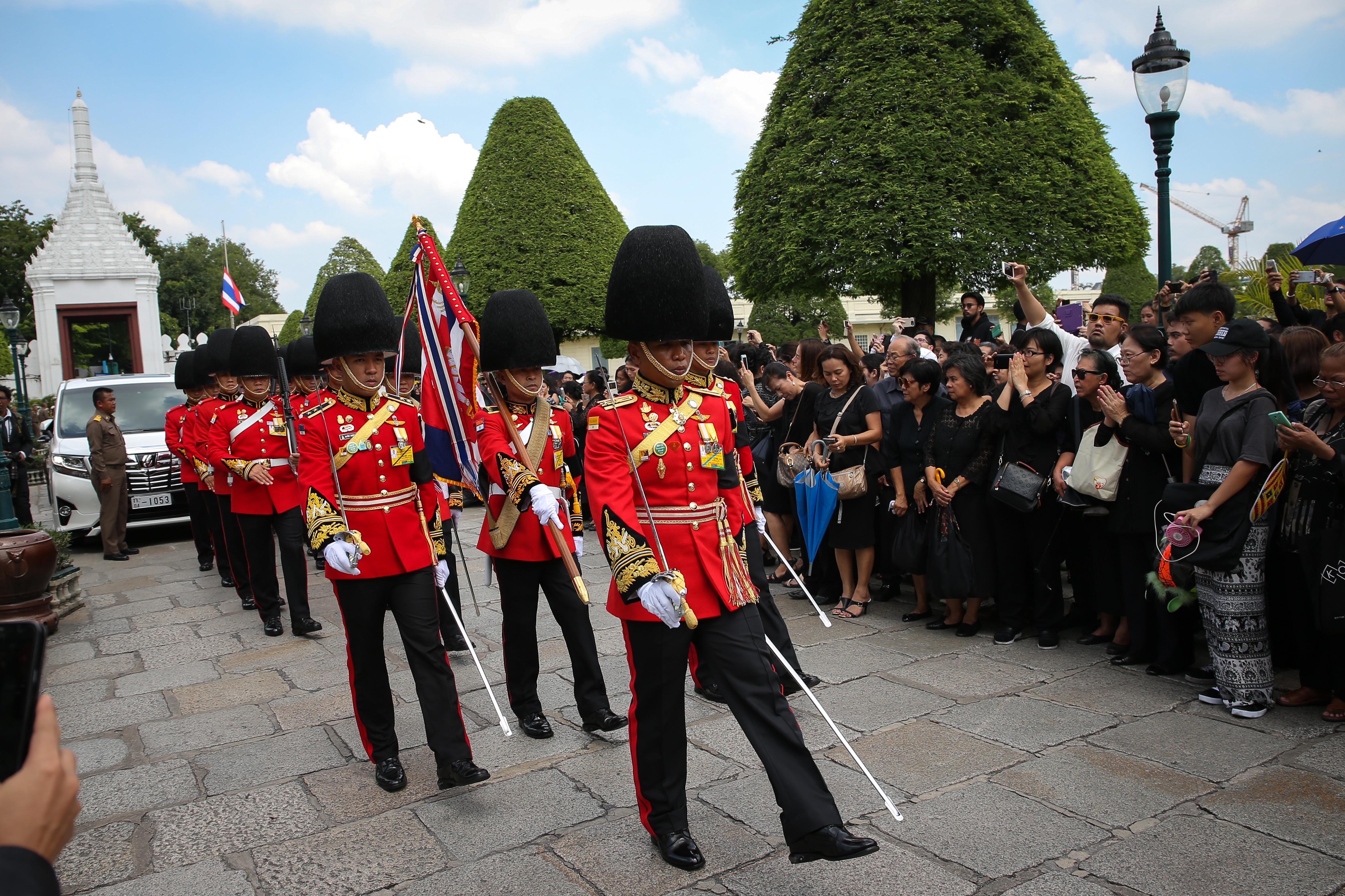 Un an de doliu în Thailanda | Sicriul regelui Bhumibol a fost transportat în cadrul unei procesiuni la Palatul Regal. FOTO
