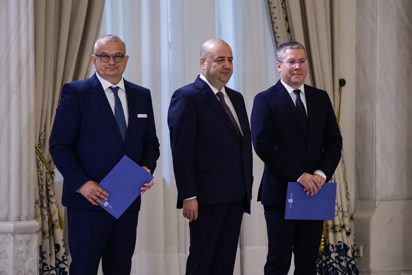 Trei noi judecători la CCR. Dacian Dragoş, Csaba Asztalos şi Mihai Busuioc au depus jurământul la Cotroceni. Cine sunt cei 9 judecători ai Curții