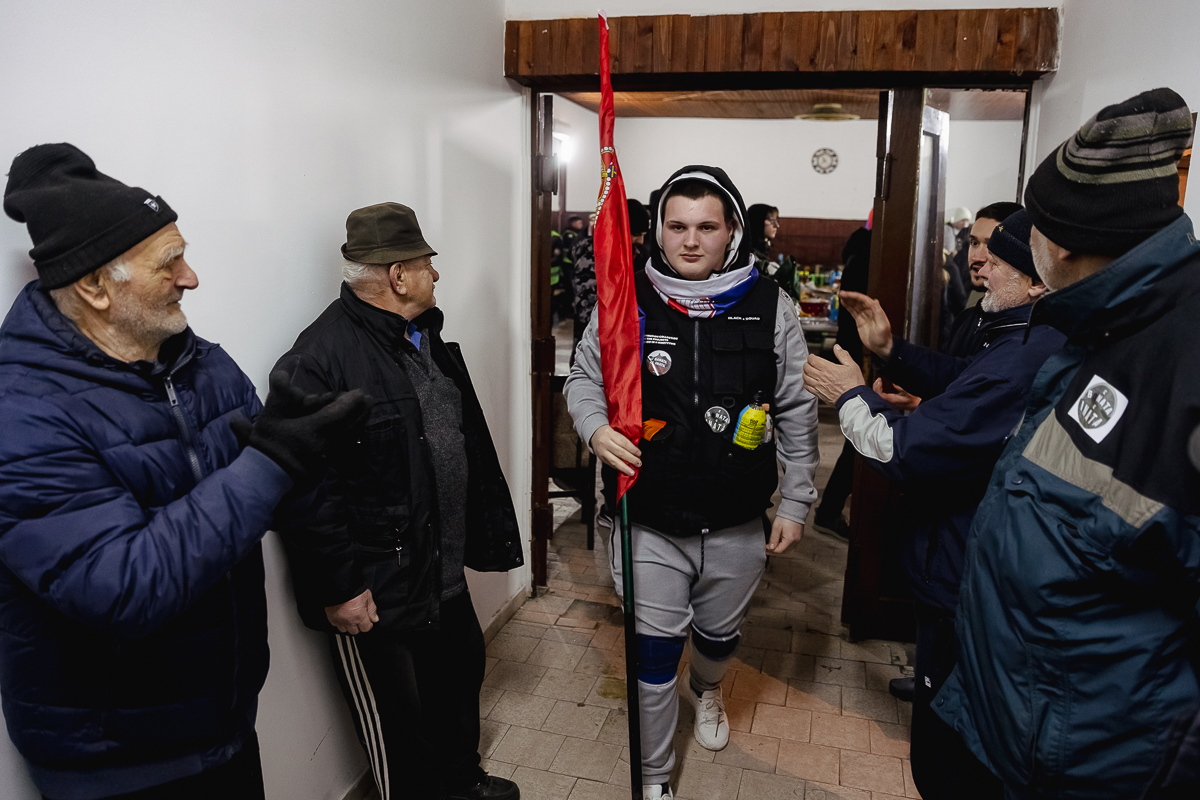 Cum protestează studenții sârbi prin marș și de ce strigă numele Laurei Kovesi