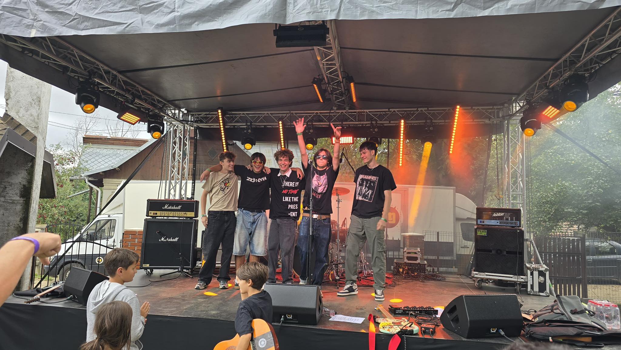 Un român stabilit în Belgia și-a făcut festival de muzică în curtea casei unui sat din Argeș: „Am dărâmat grajduri, am pus gazon”