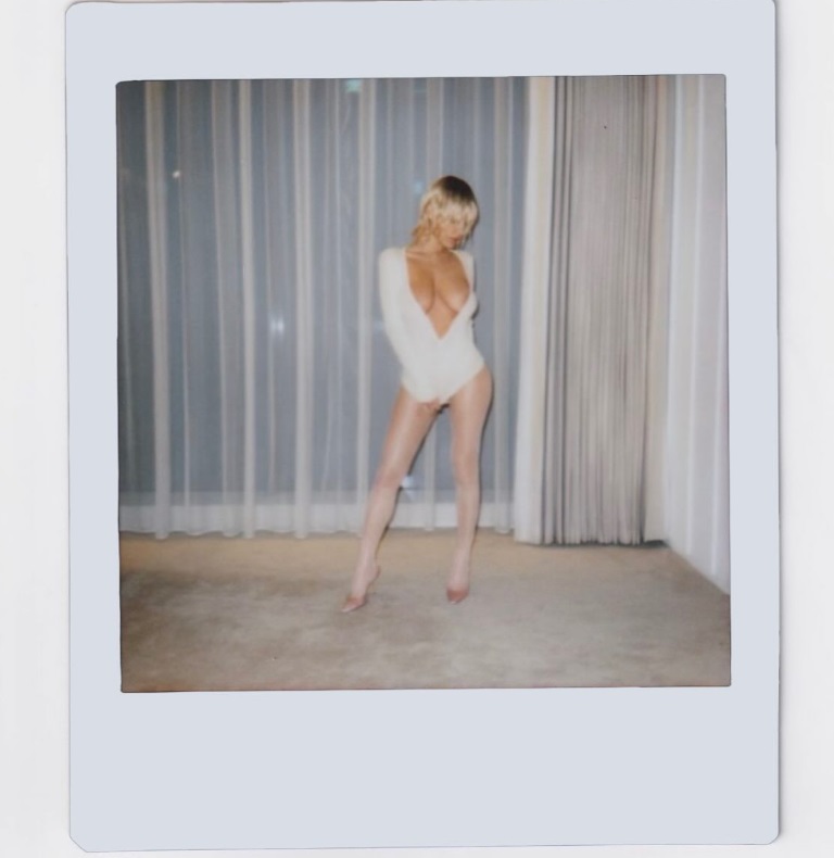 Noi imagini cu Bianca Censori în ipostaze provocatoare. Kanye West a pozat-o aproape goală, iar fotografiile au devenit publice