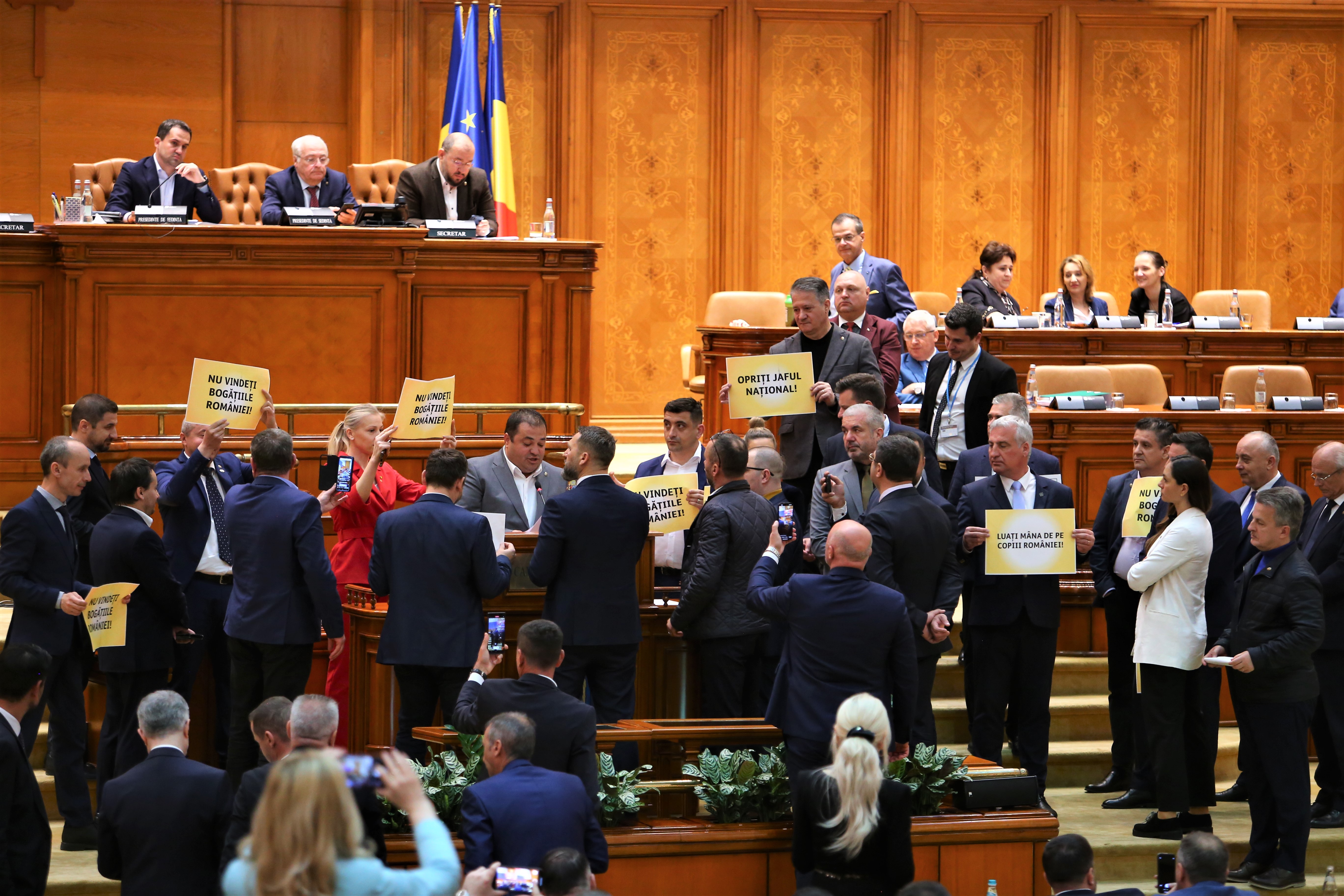 Ziua în care democrația a încasat patru gloanțe. Cum a schimbat AUR prin forță regulile din Parlament&nbsp;